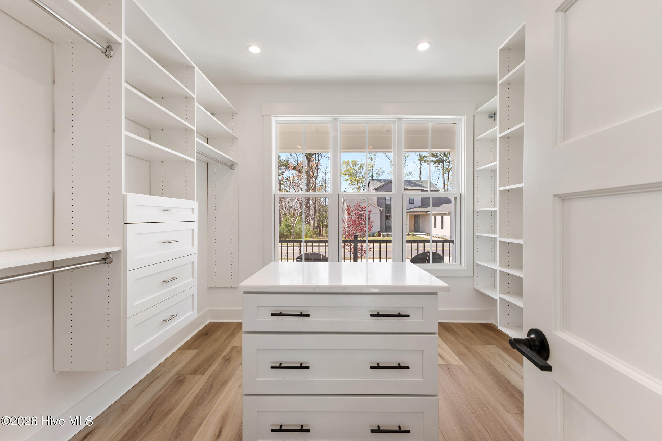 100561477 | Photo 28