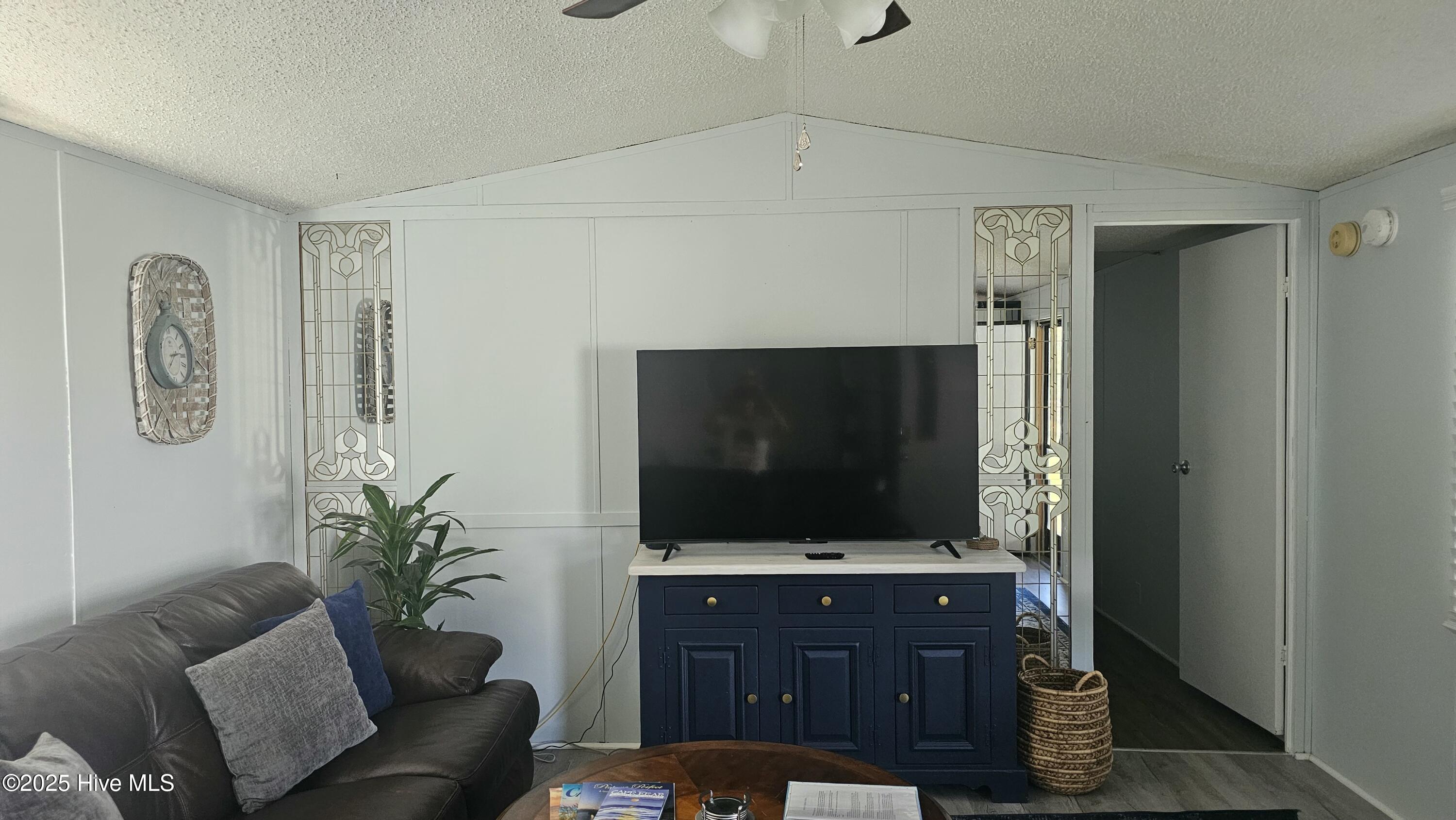 100531446 | Photo 11