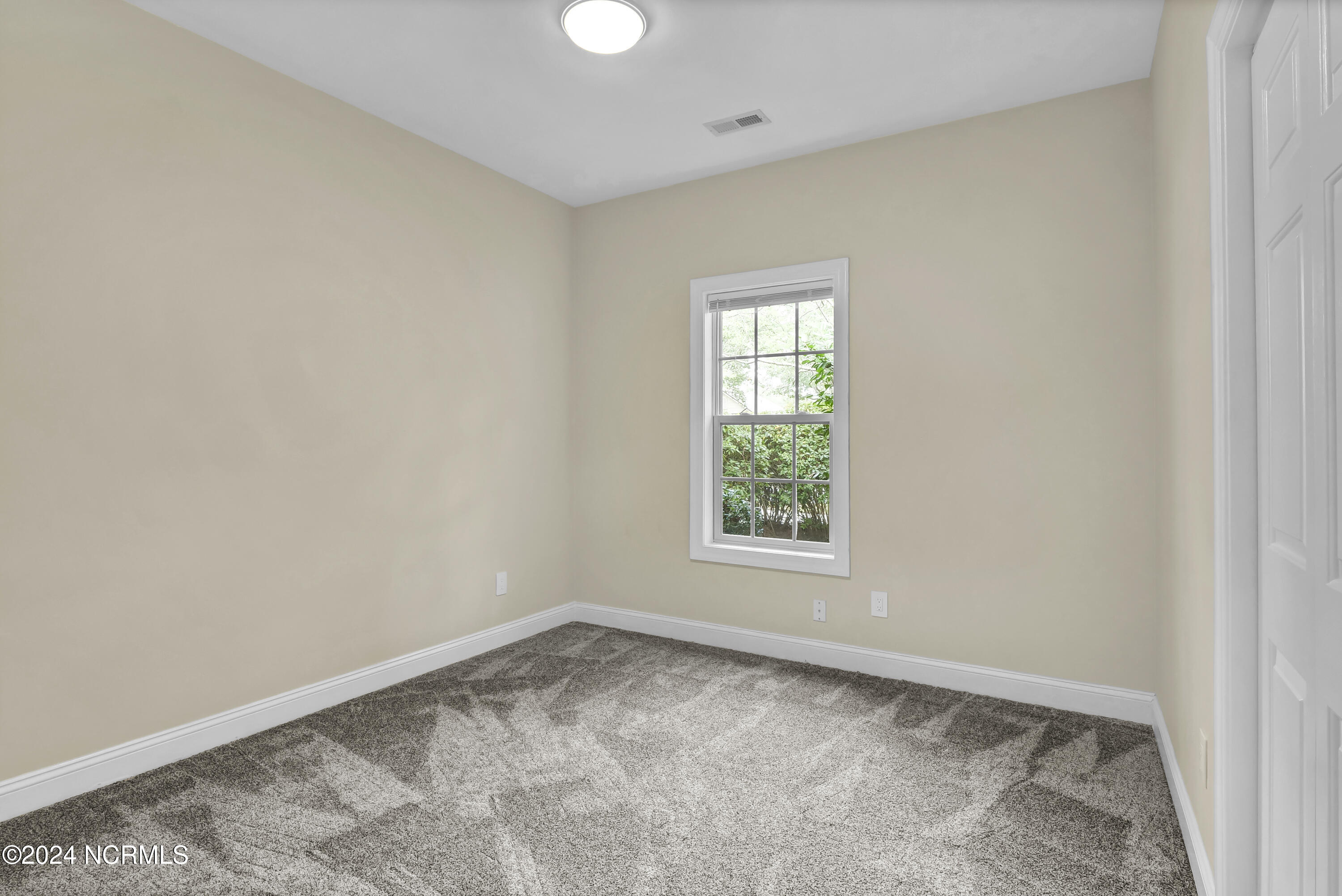 100567589 | Photo 24