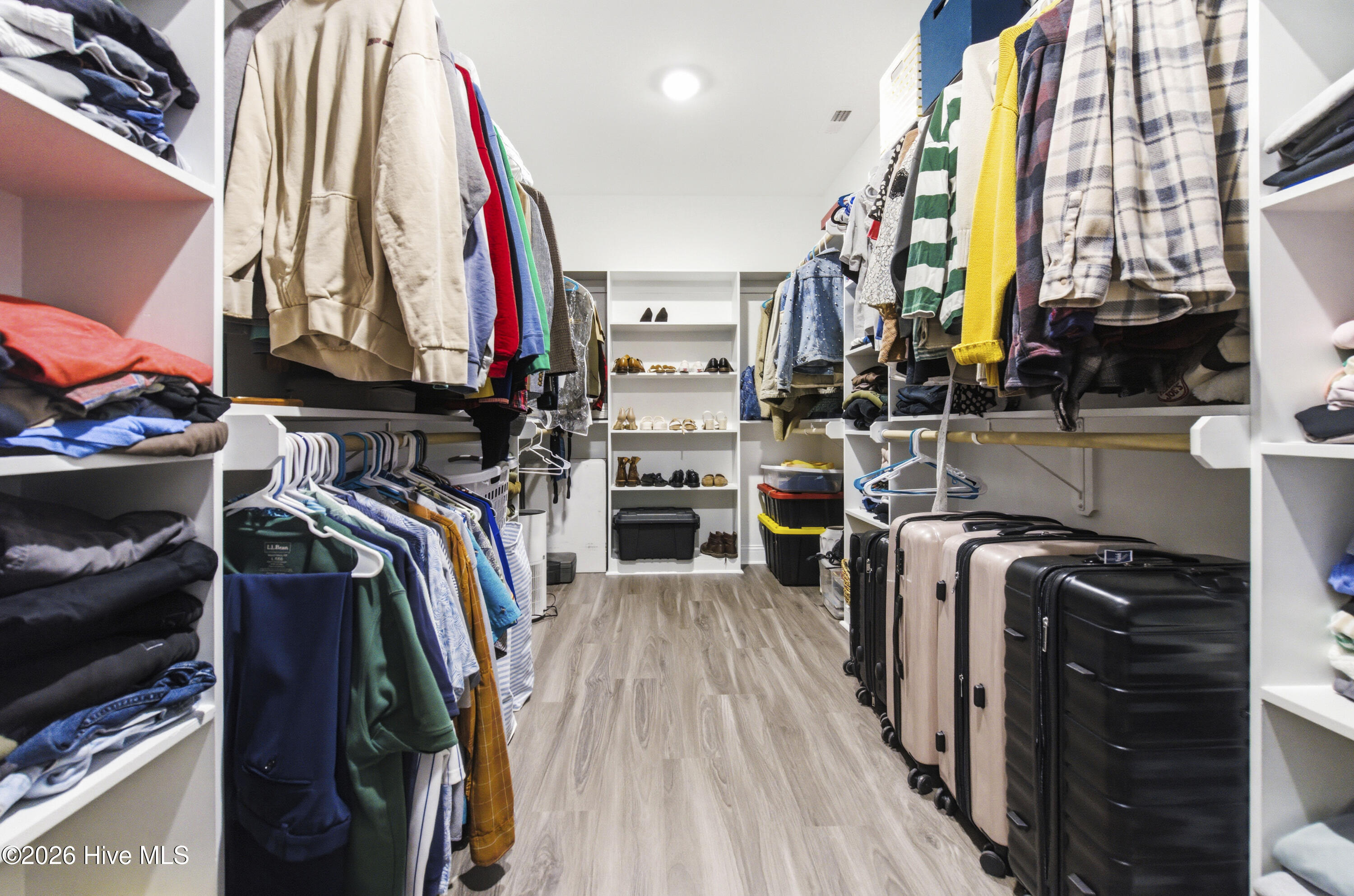 100568018 | Photo 32