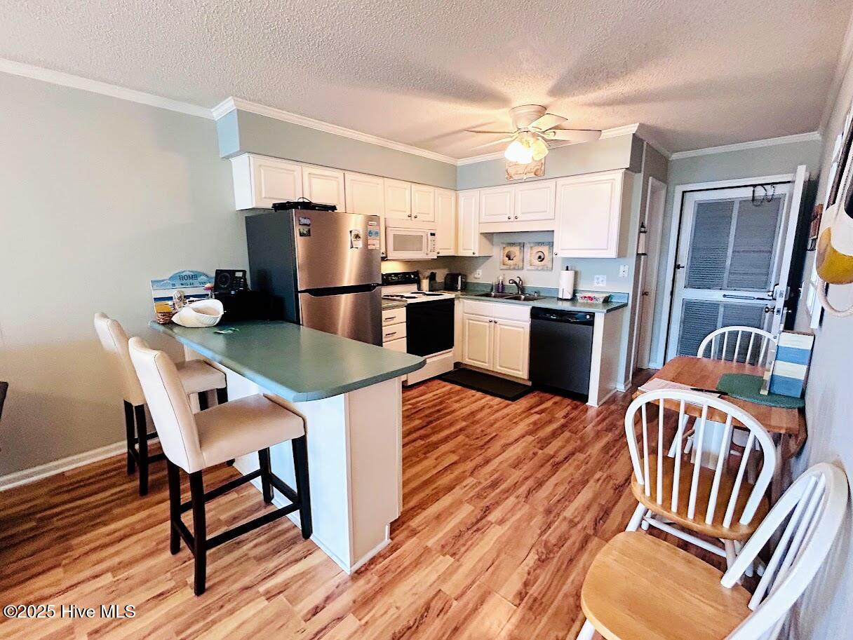 918 Carolina Beach Avenue N 2b, Carolina Beach, NC 28428 – photo 9: 918 CB Ave N 2B kitdin