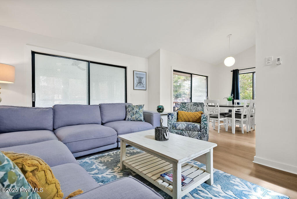 100570405 | Photo 26