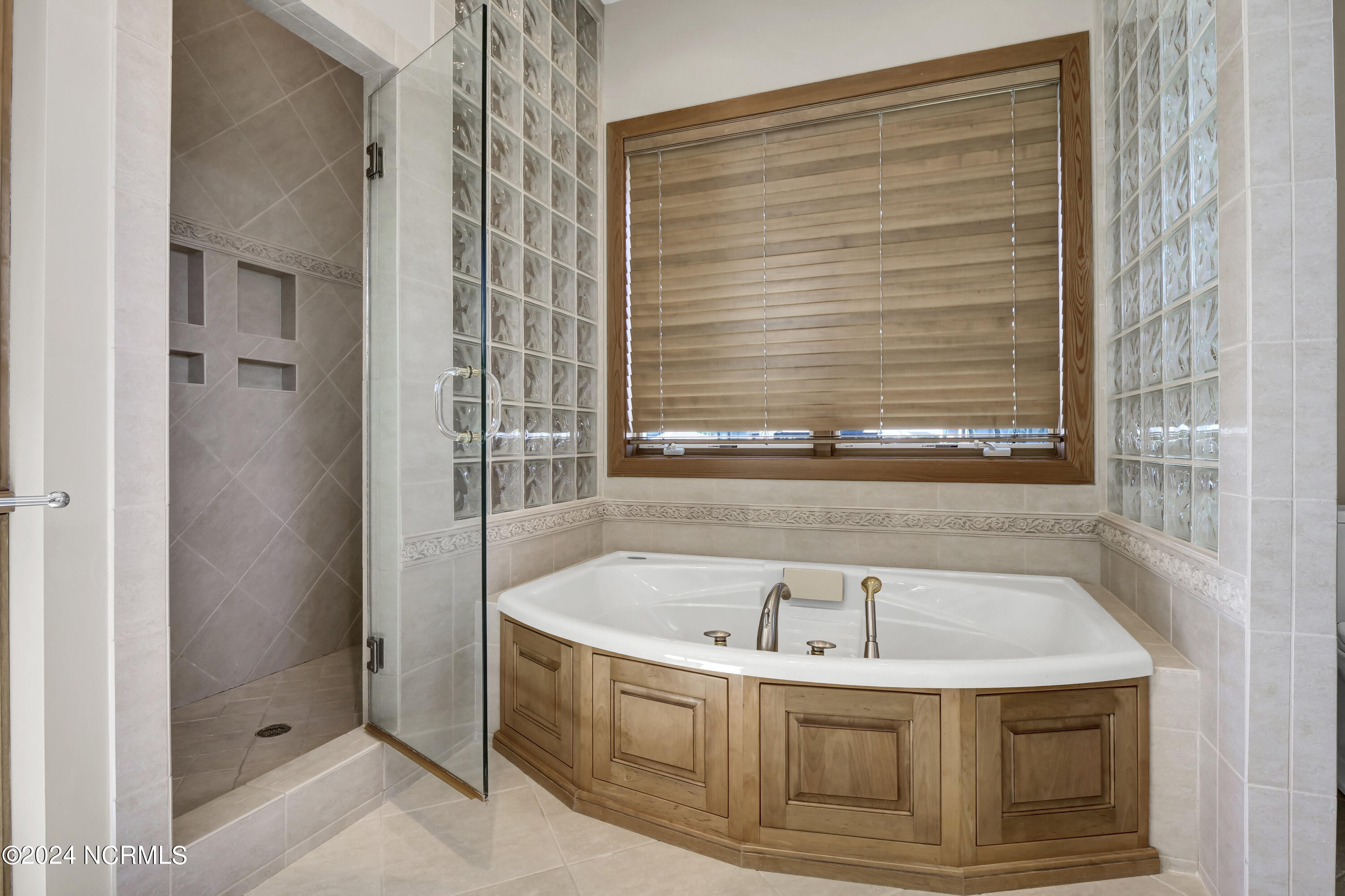 100492123 | Photo 16