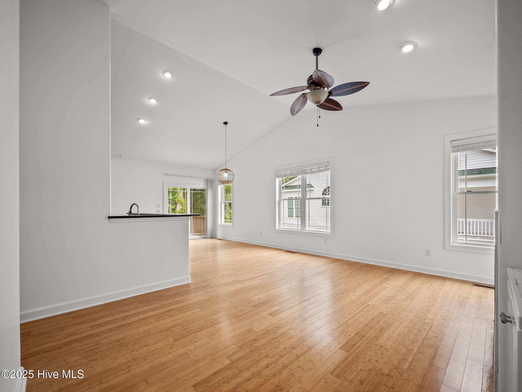 100559158 | Photo 12