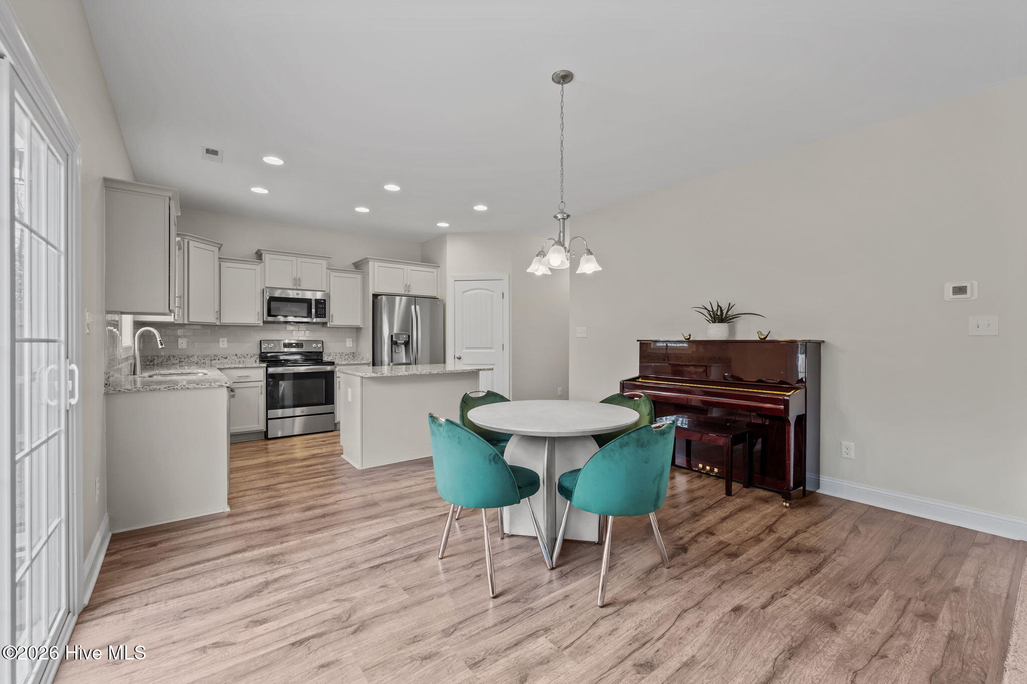 100549197 | Photo 21