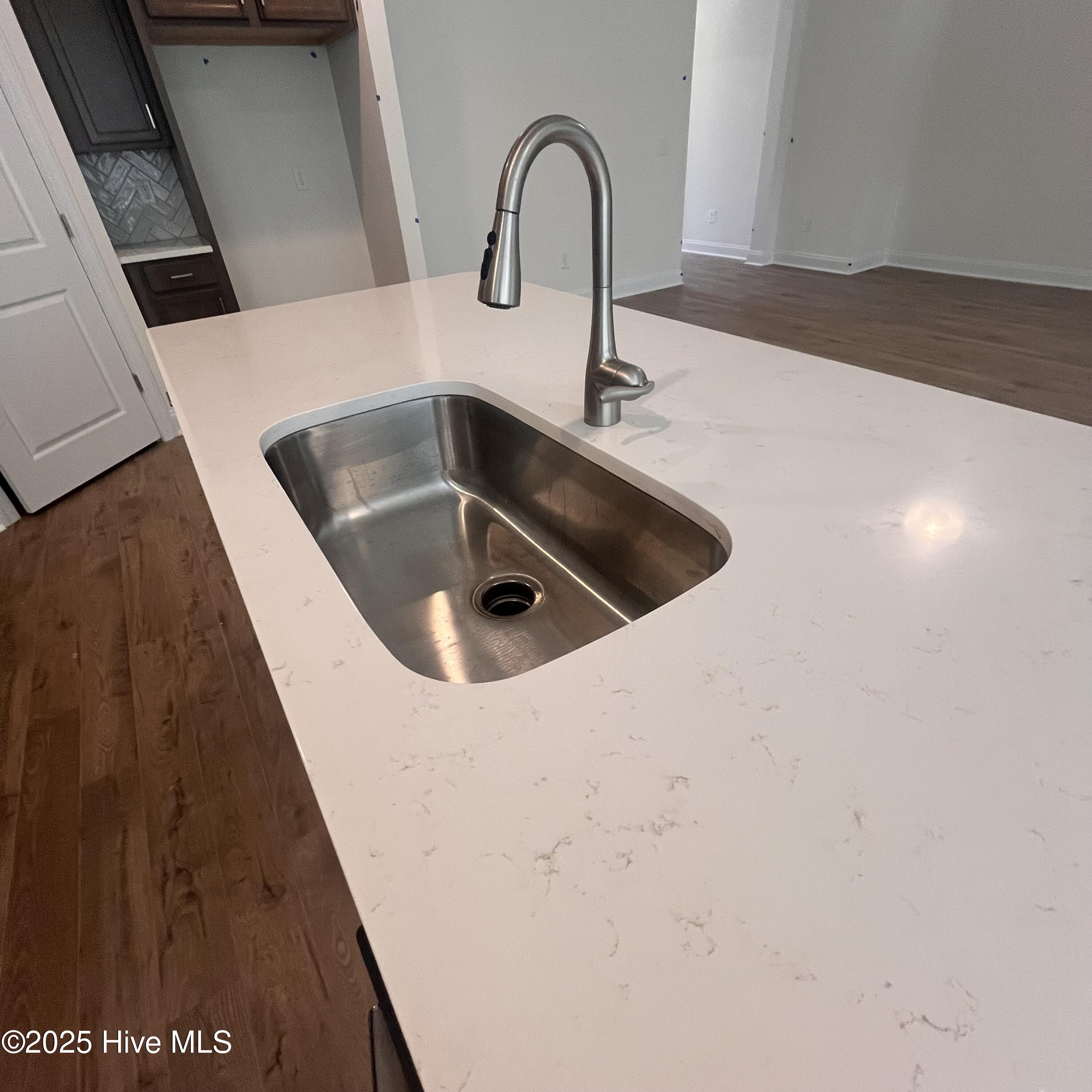 100517298 | Photo 11