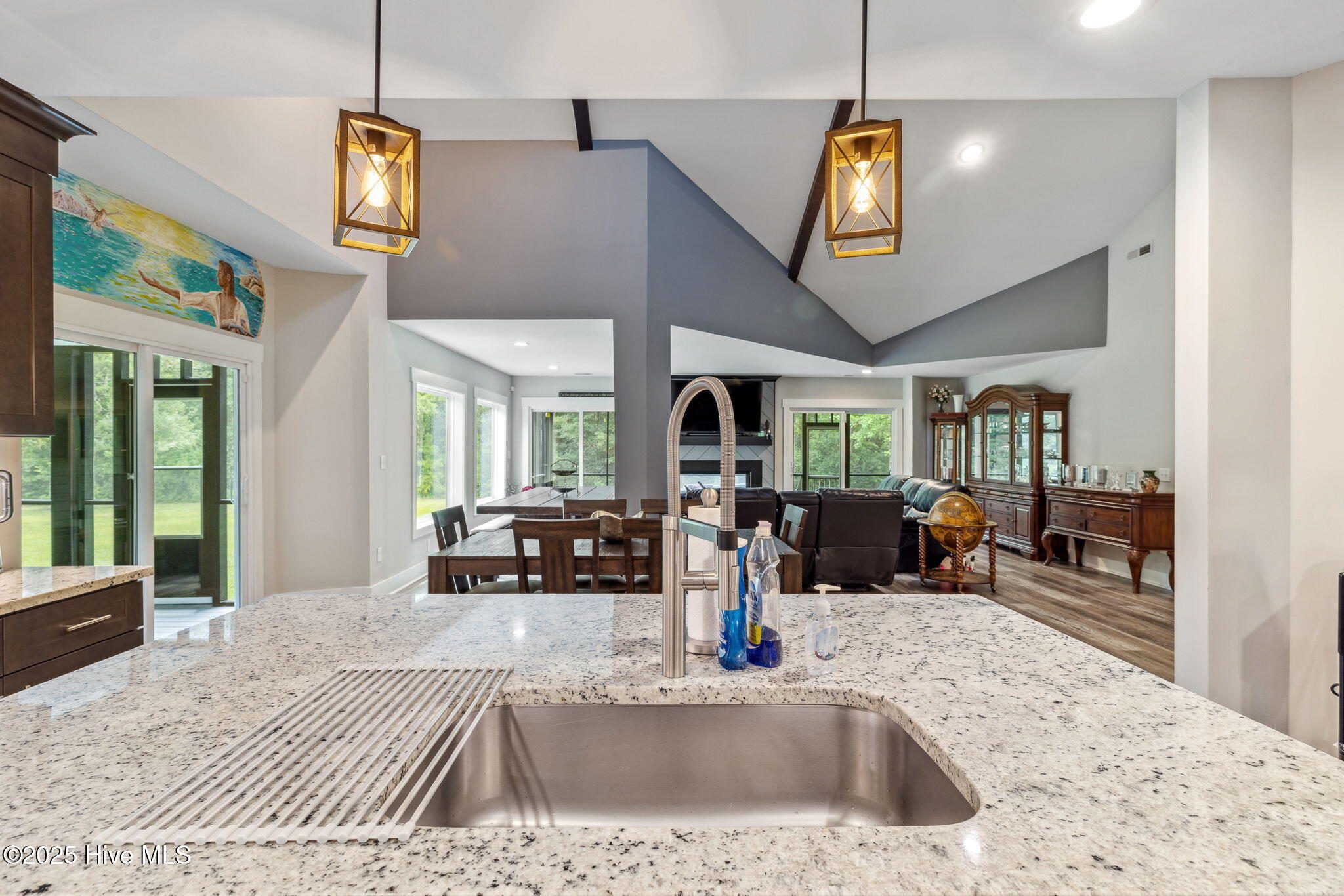 100520398 | Photo 19