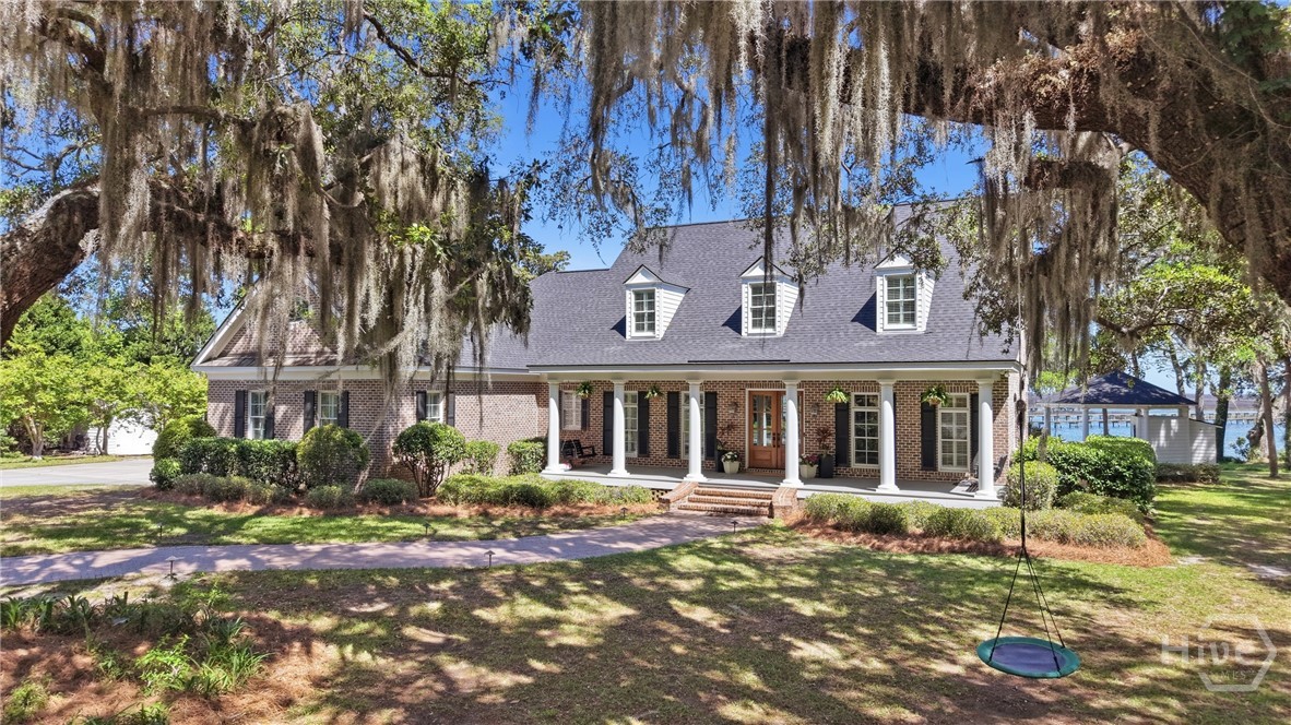 5 BR, 4 BA + ALL NEW Guest APT. POOL, storage shed, Gazebo, bath house, double gated entrance circular???????????????????????????????????????? drive.