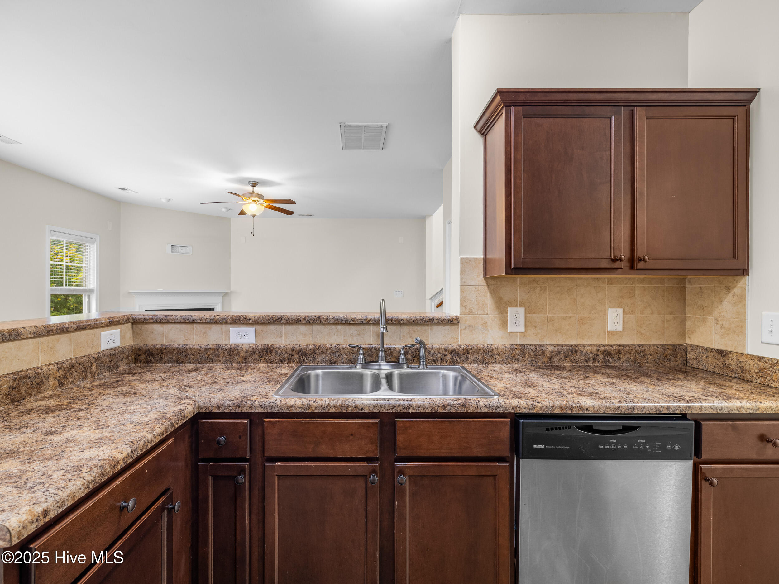 100533825 | Photo 17