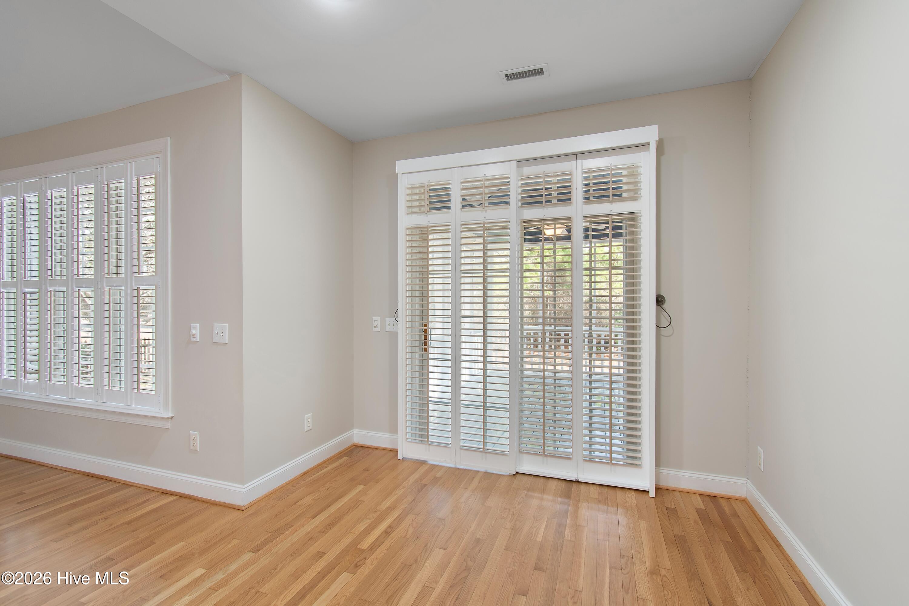 100561383 | Photo 18