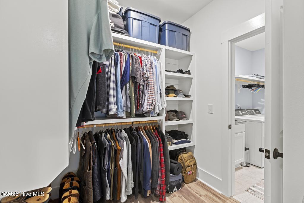 100569844 | Photo 41