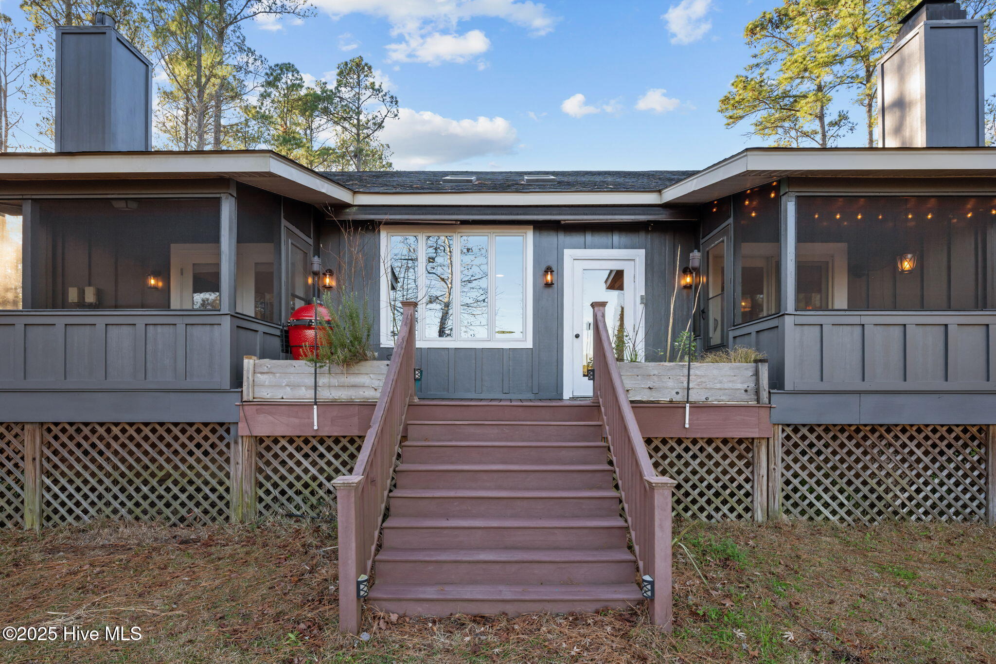 2 screened porches and a sun deck
