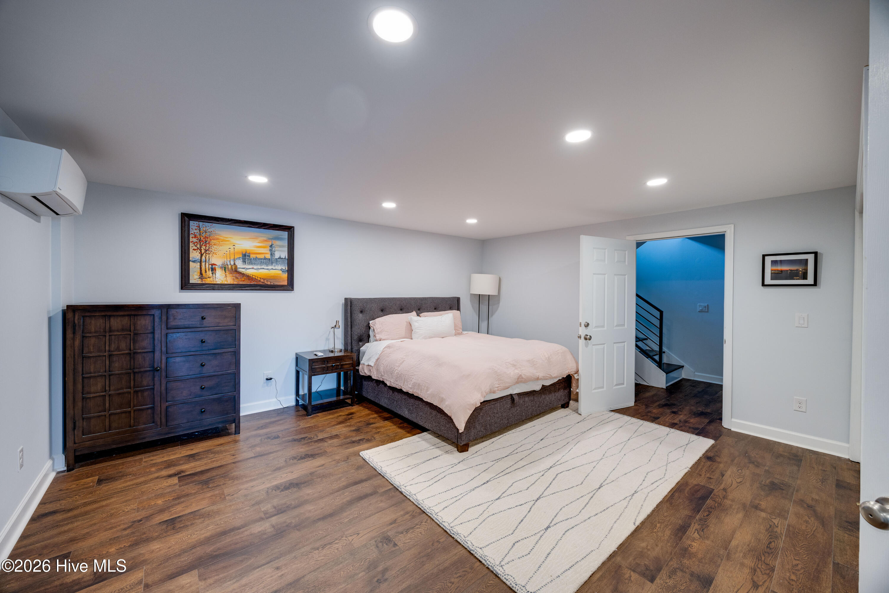 100548978 | Photo 30