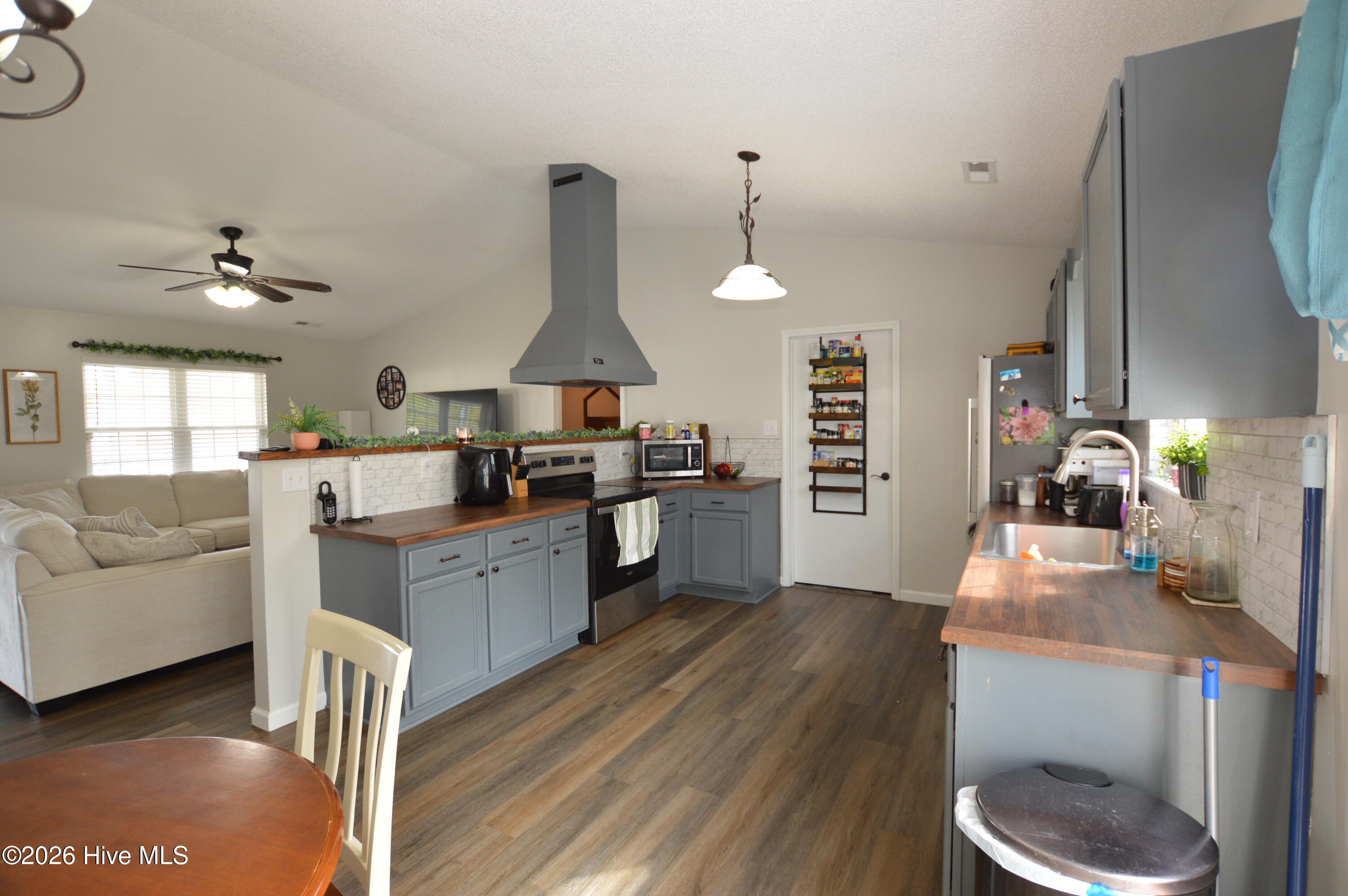 100557684 | Photo 10