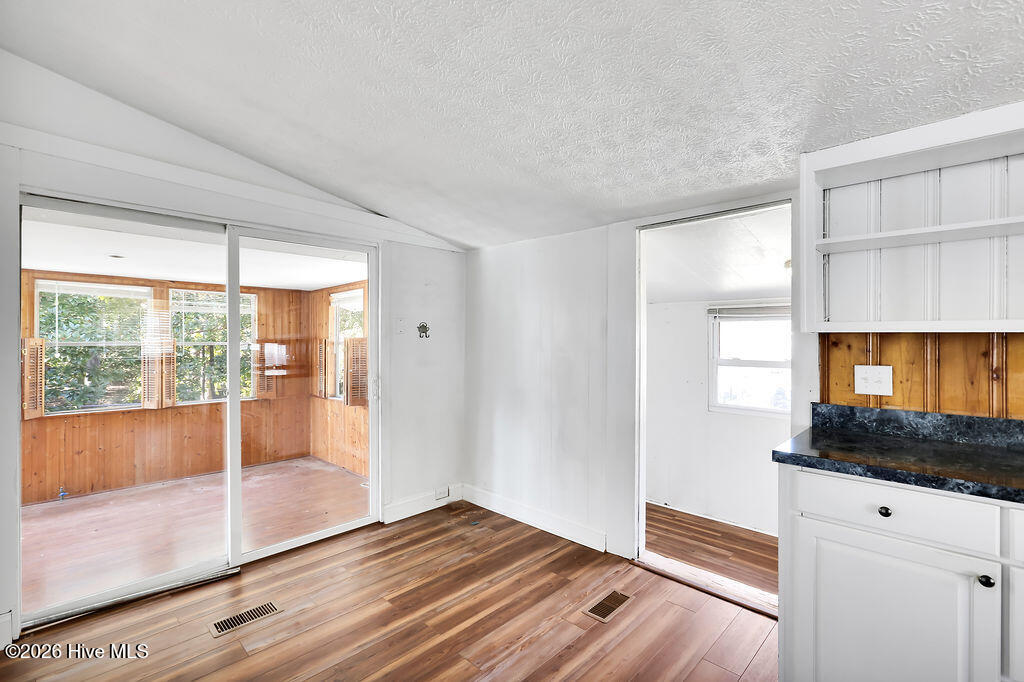 100553001 | Photo 17