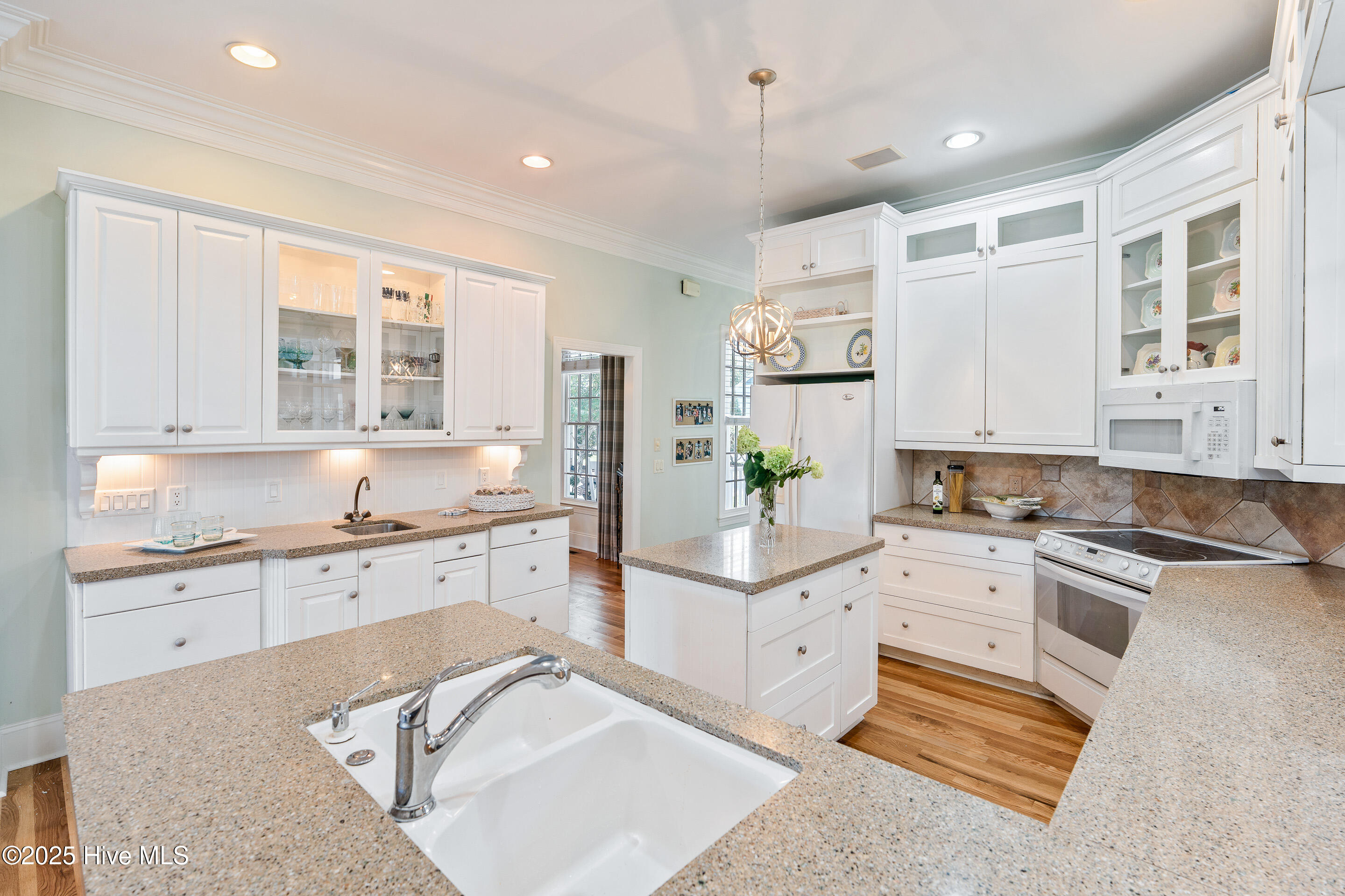 100520099 | Photo 25