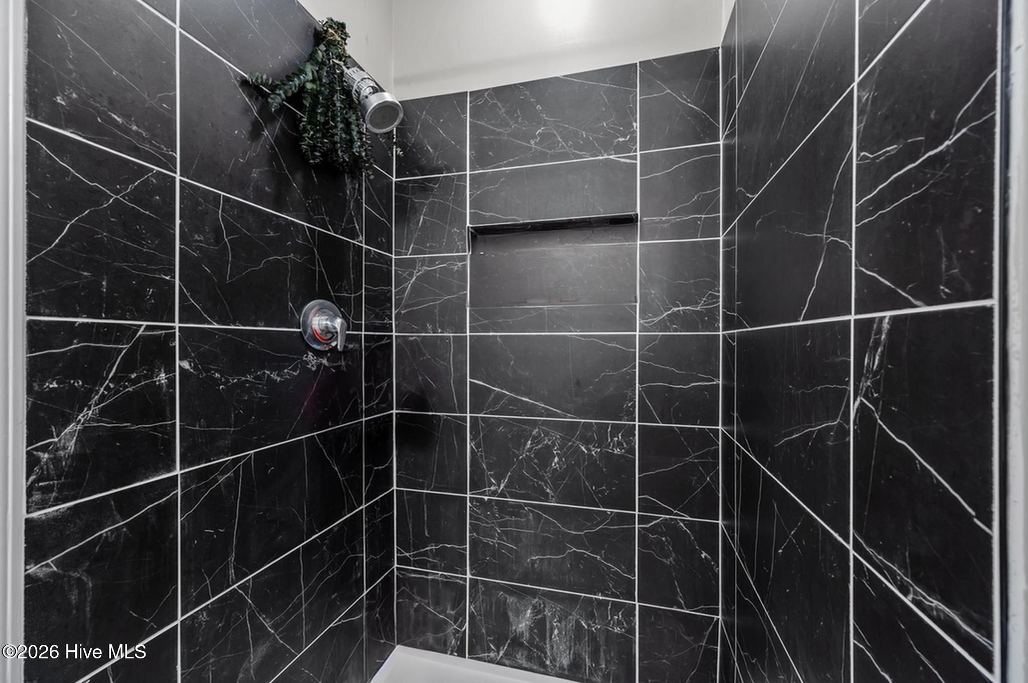 100560340 | Photo 22