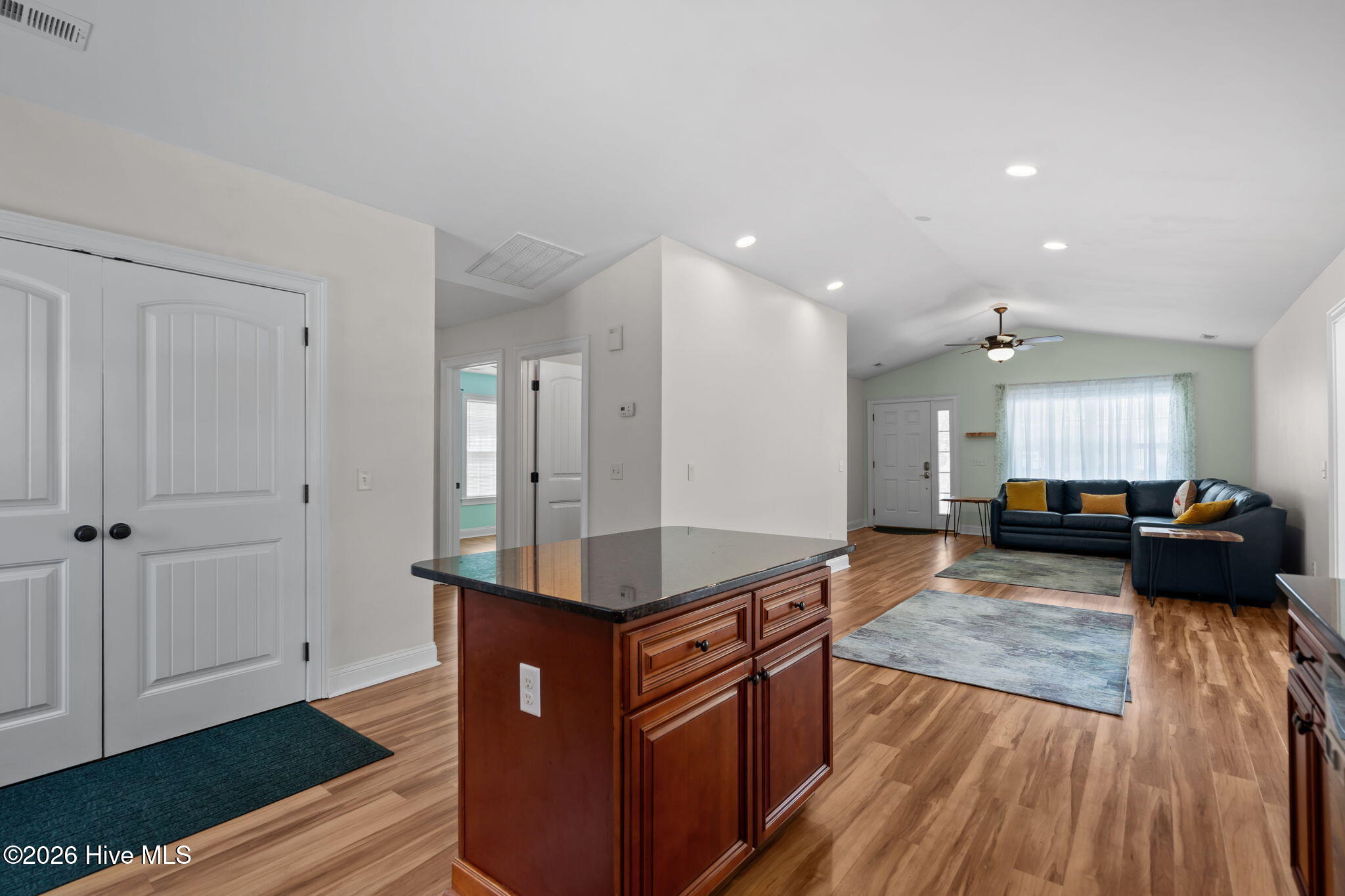 100566759 | Photo 16