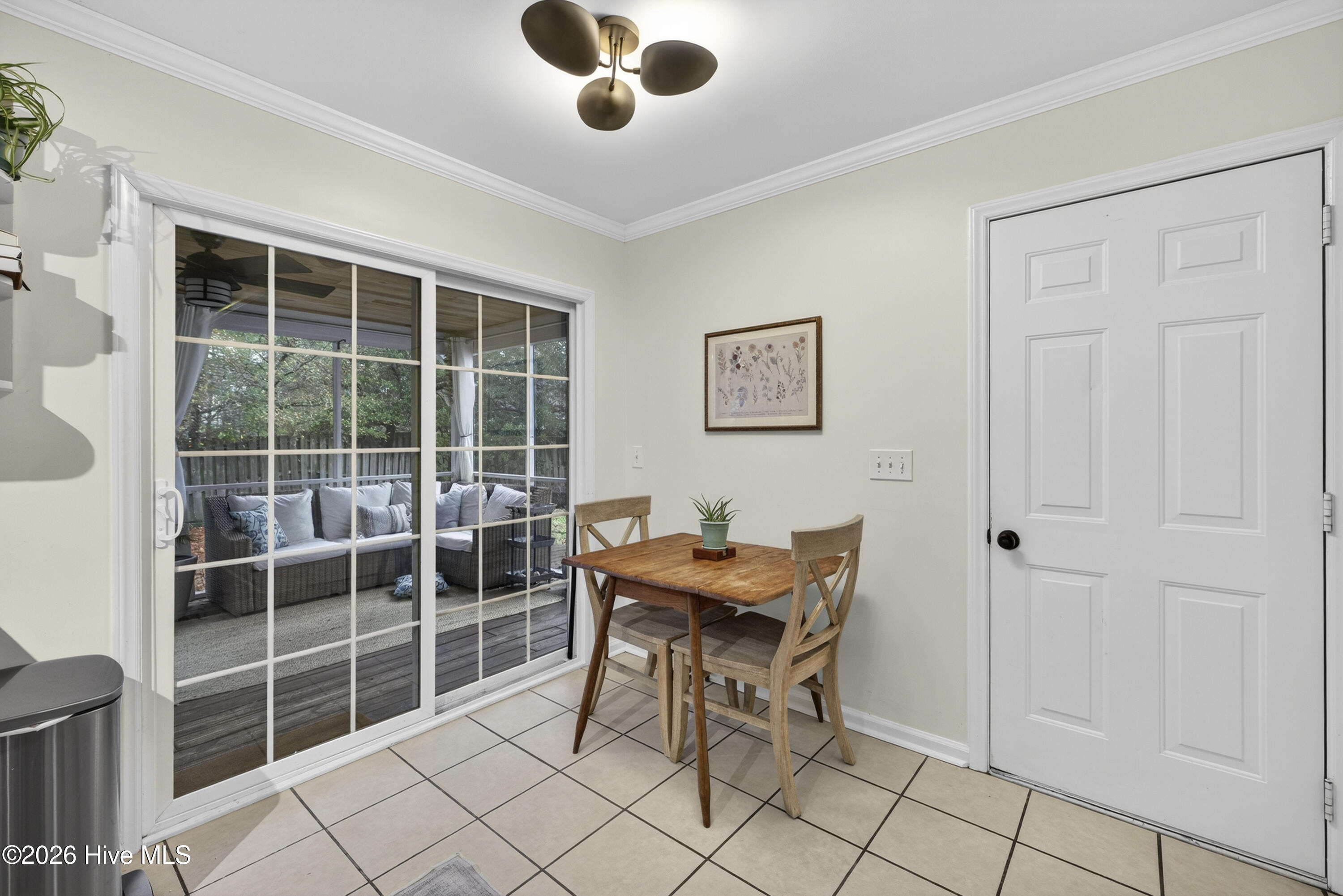 100558180 | Photo 15