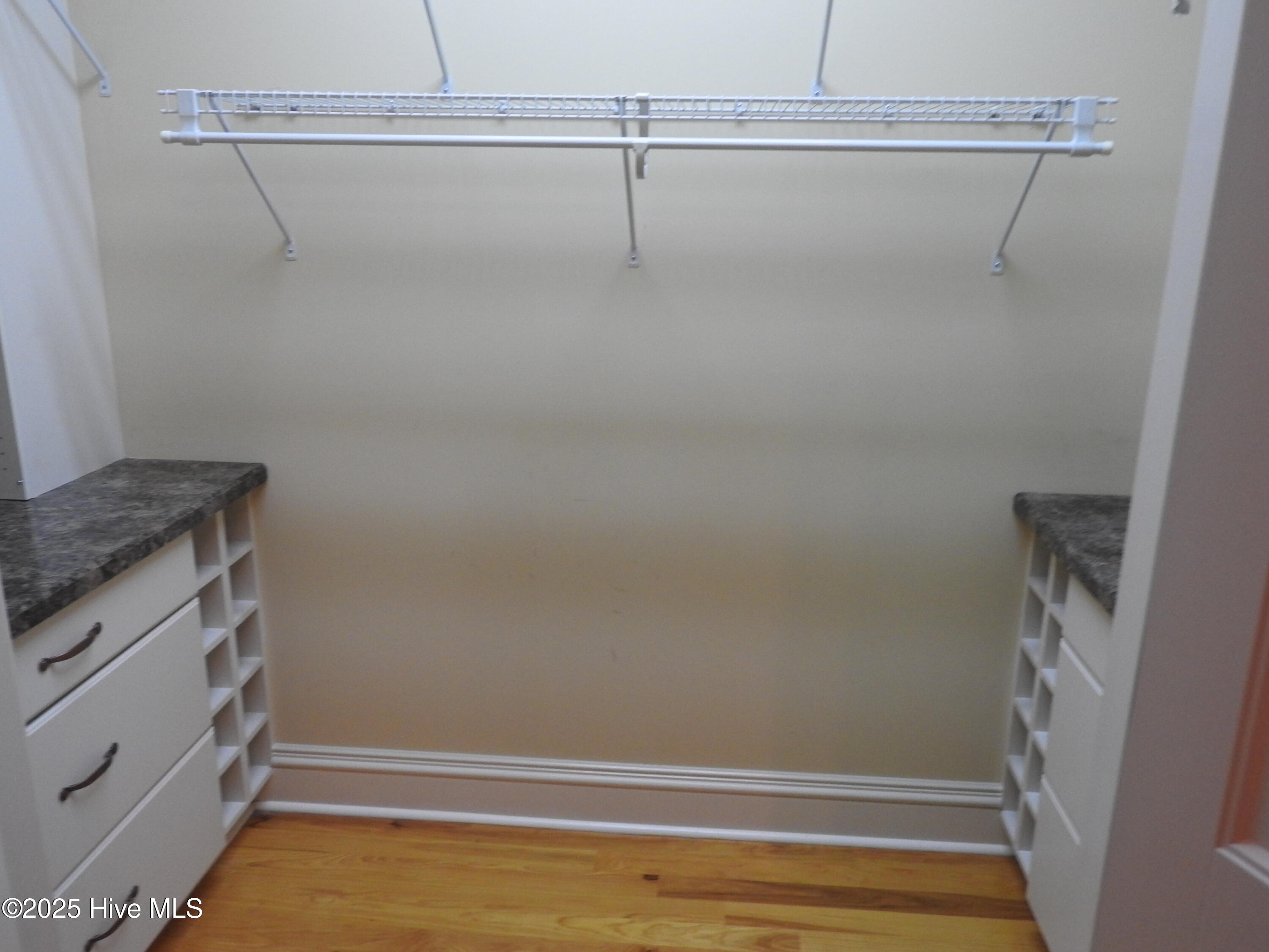 100520083 | Photo 23