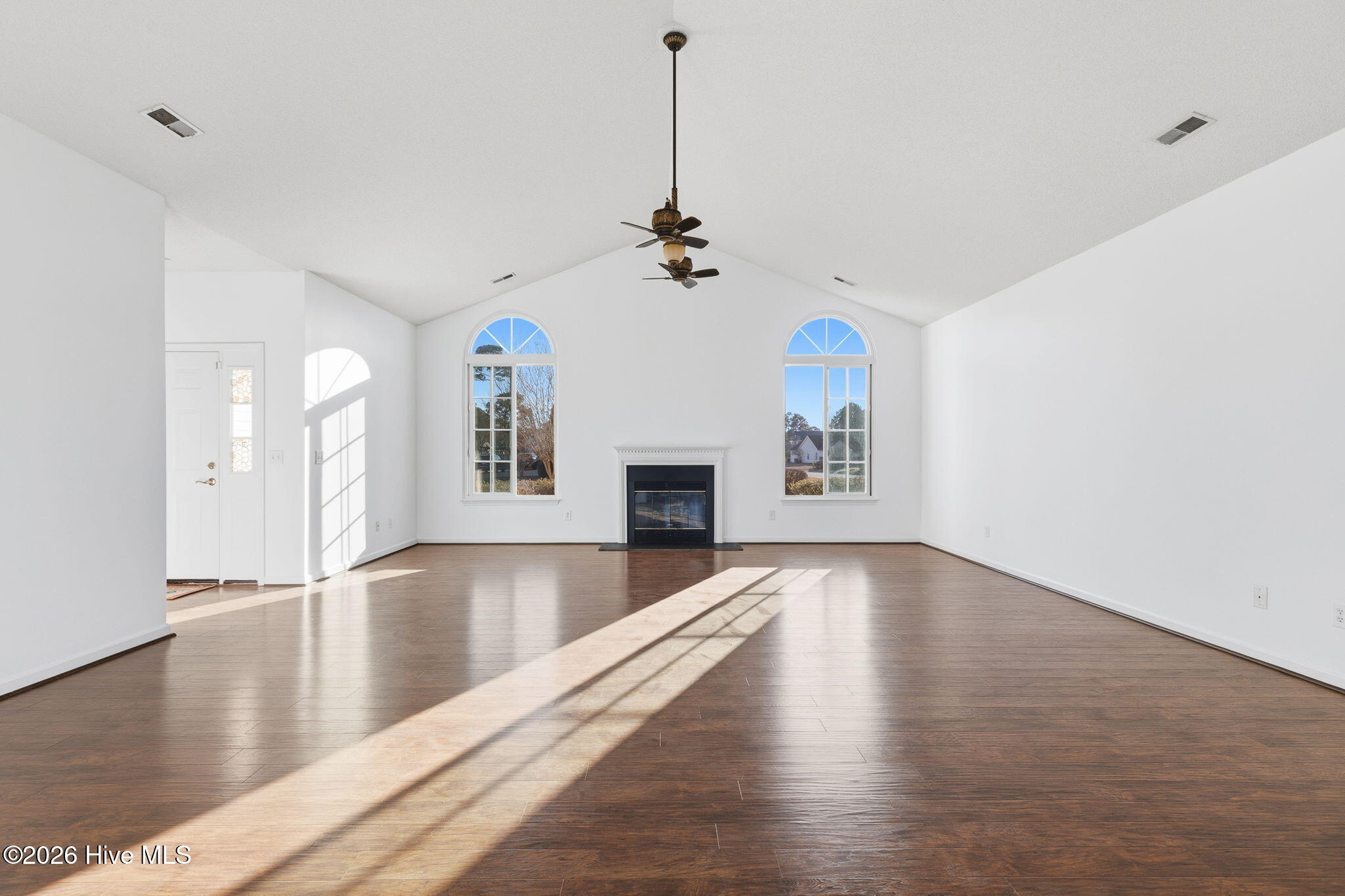 100548117 | Photo 12