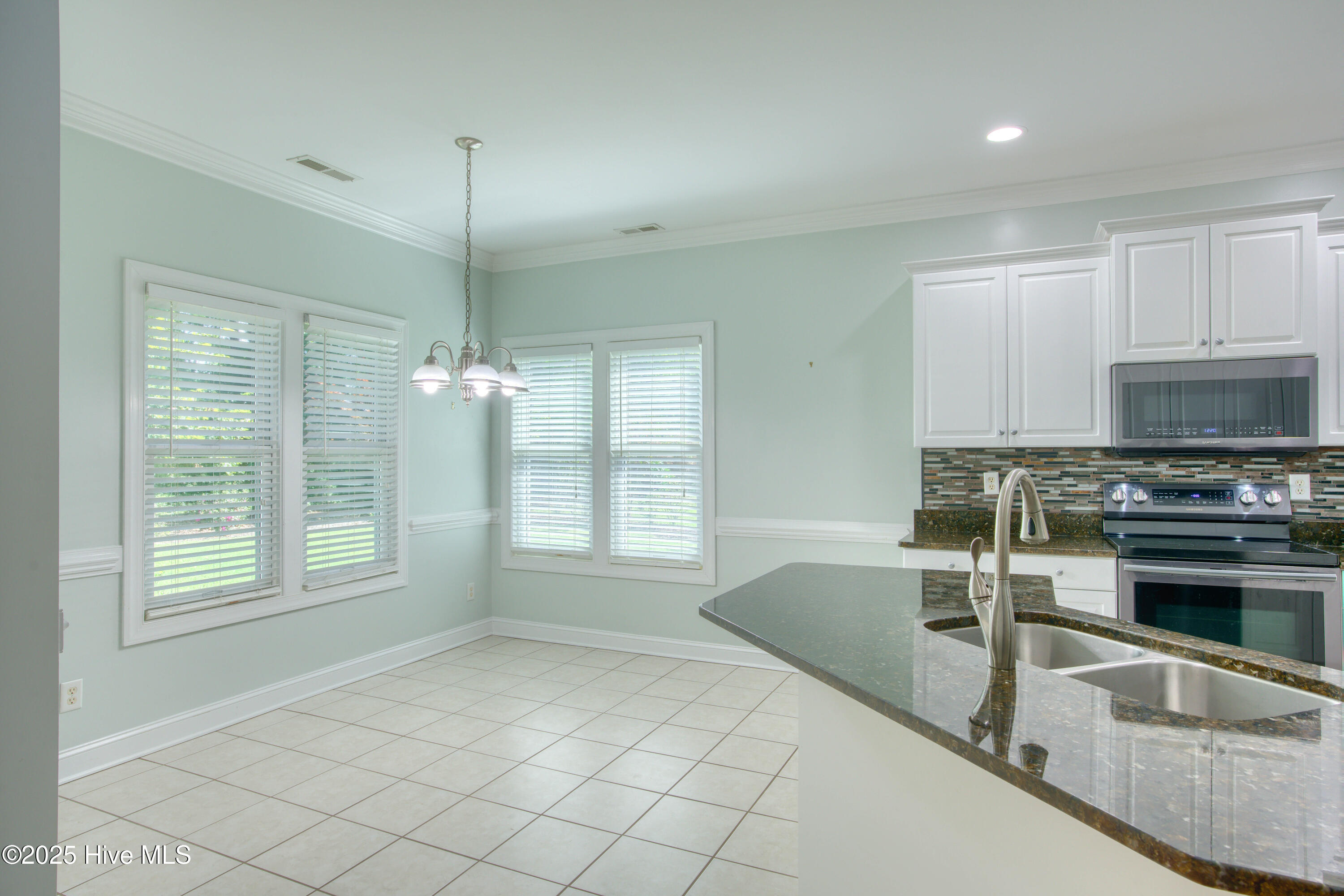 100515655 | Photo 11