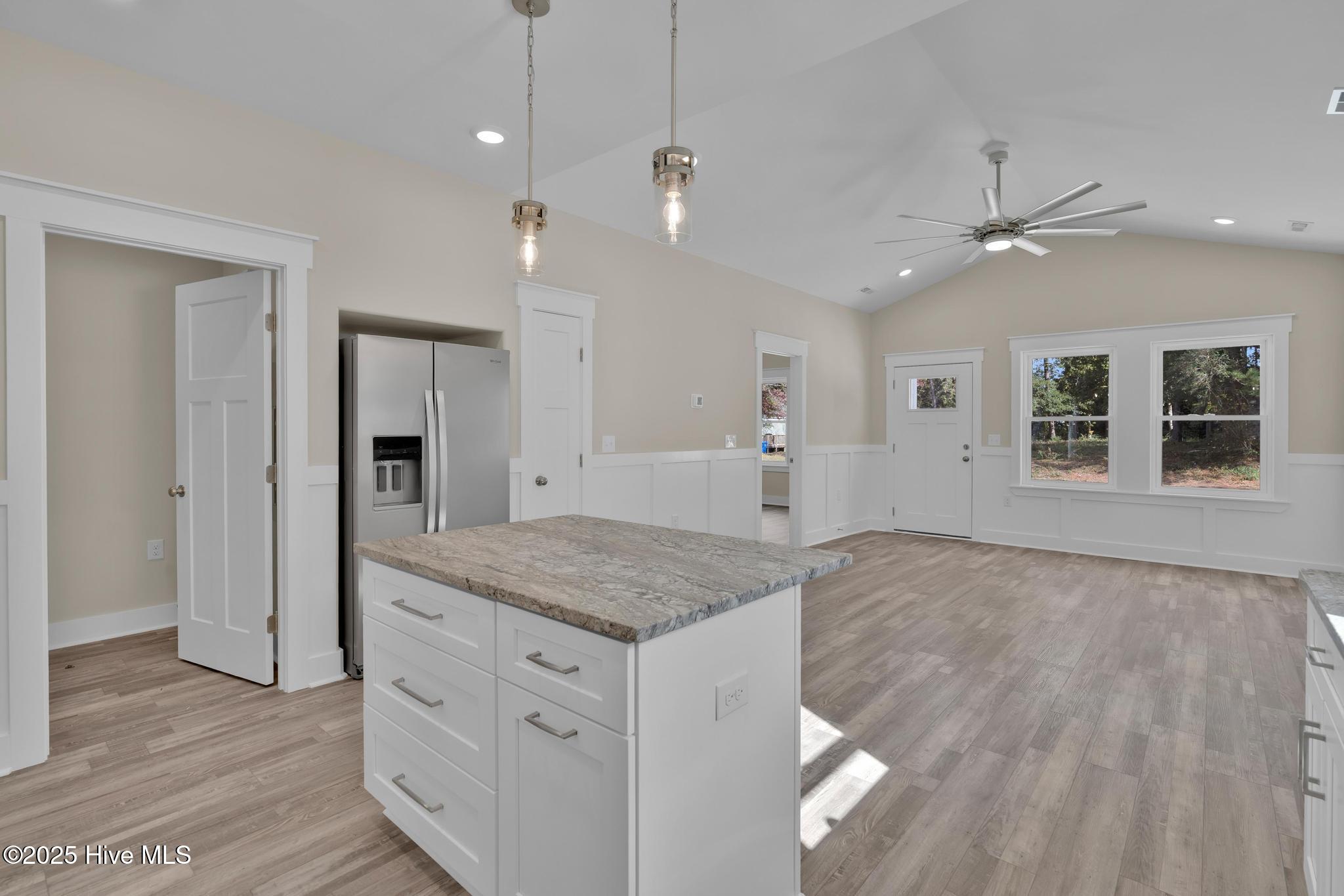 100527490 | Photo 14