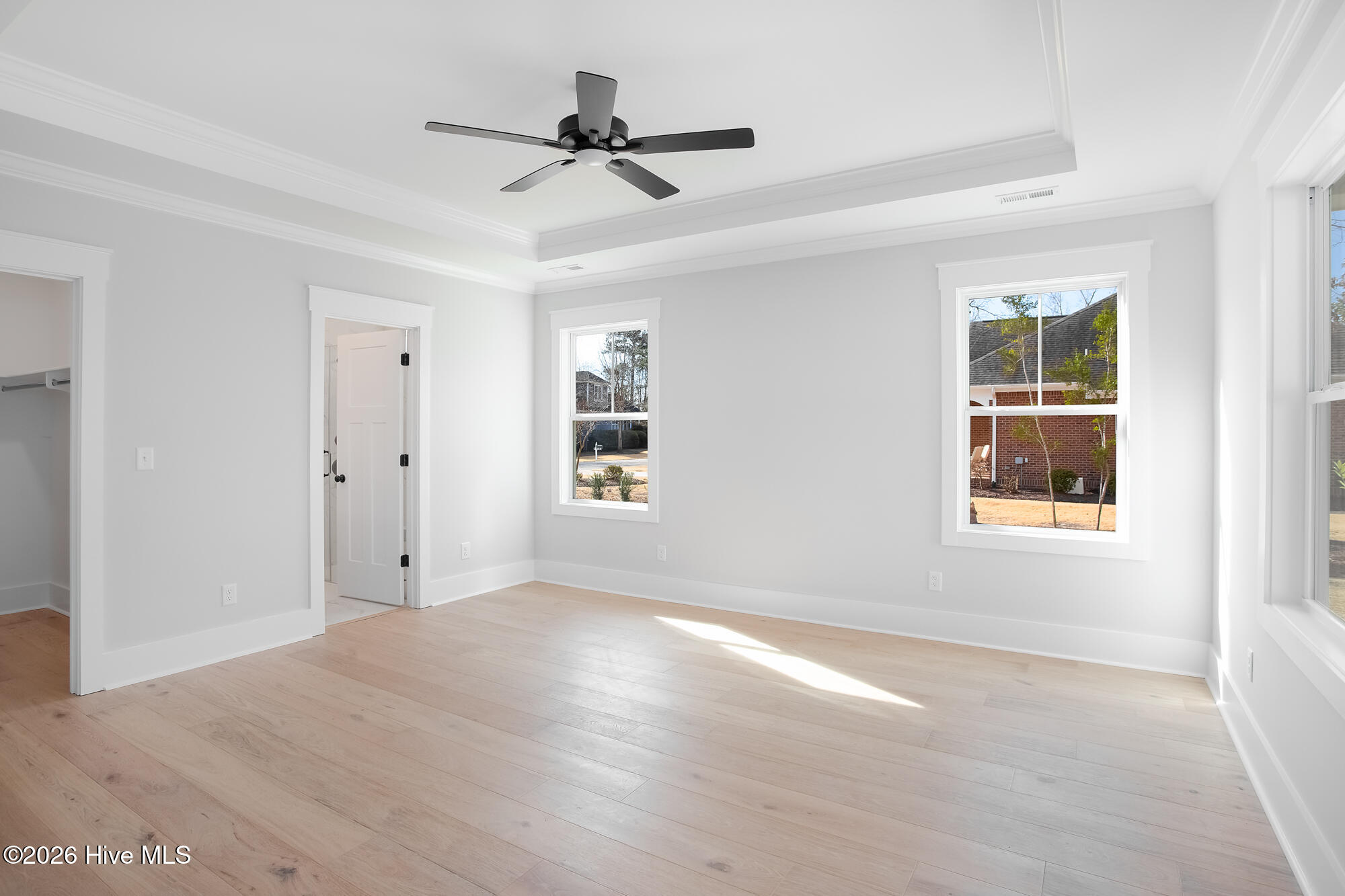 100564009 | Photo 15