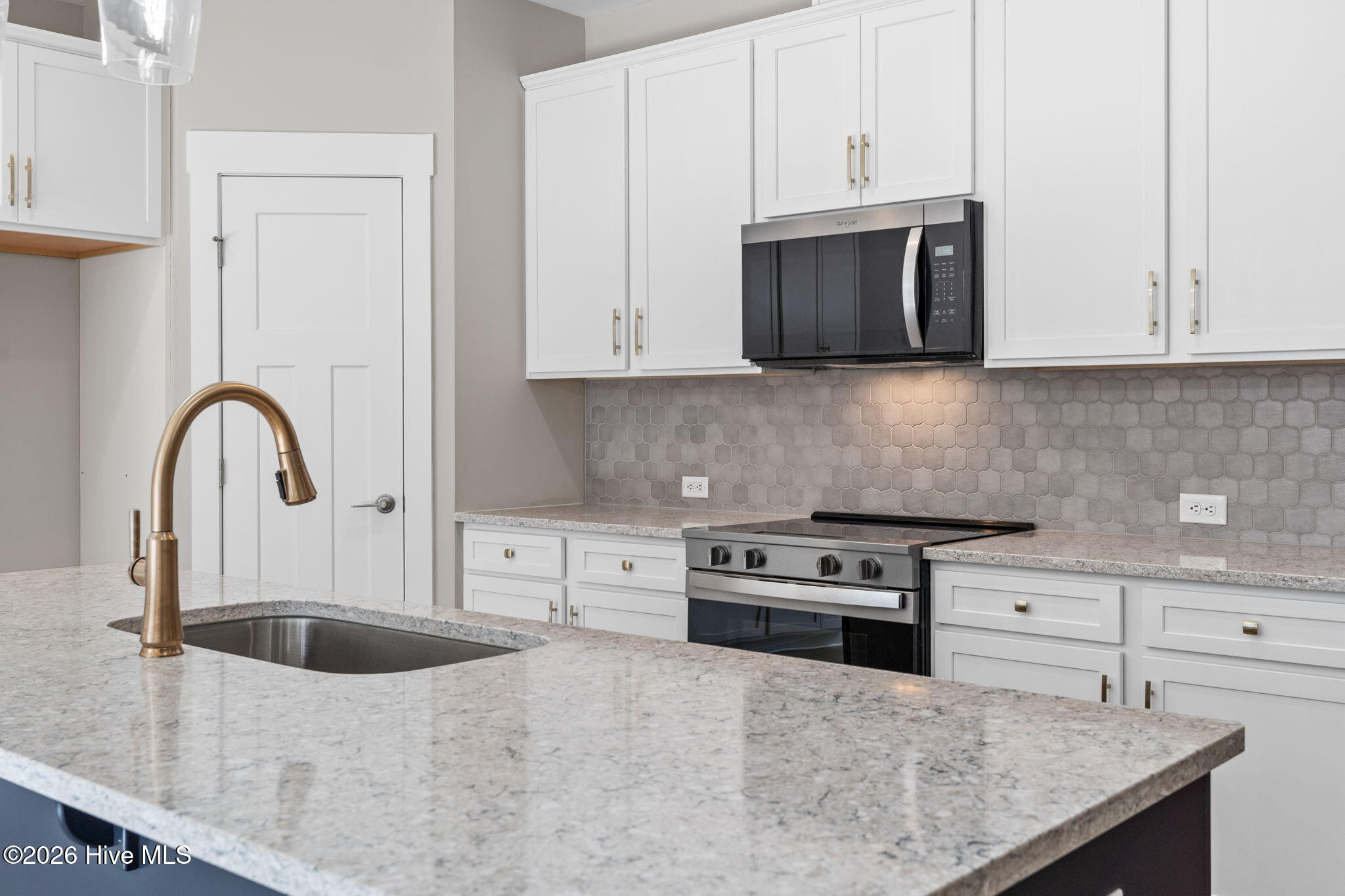 100537580 | Photo 23