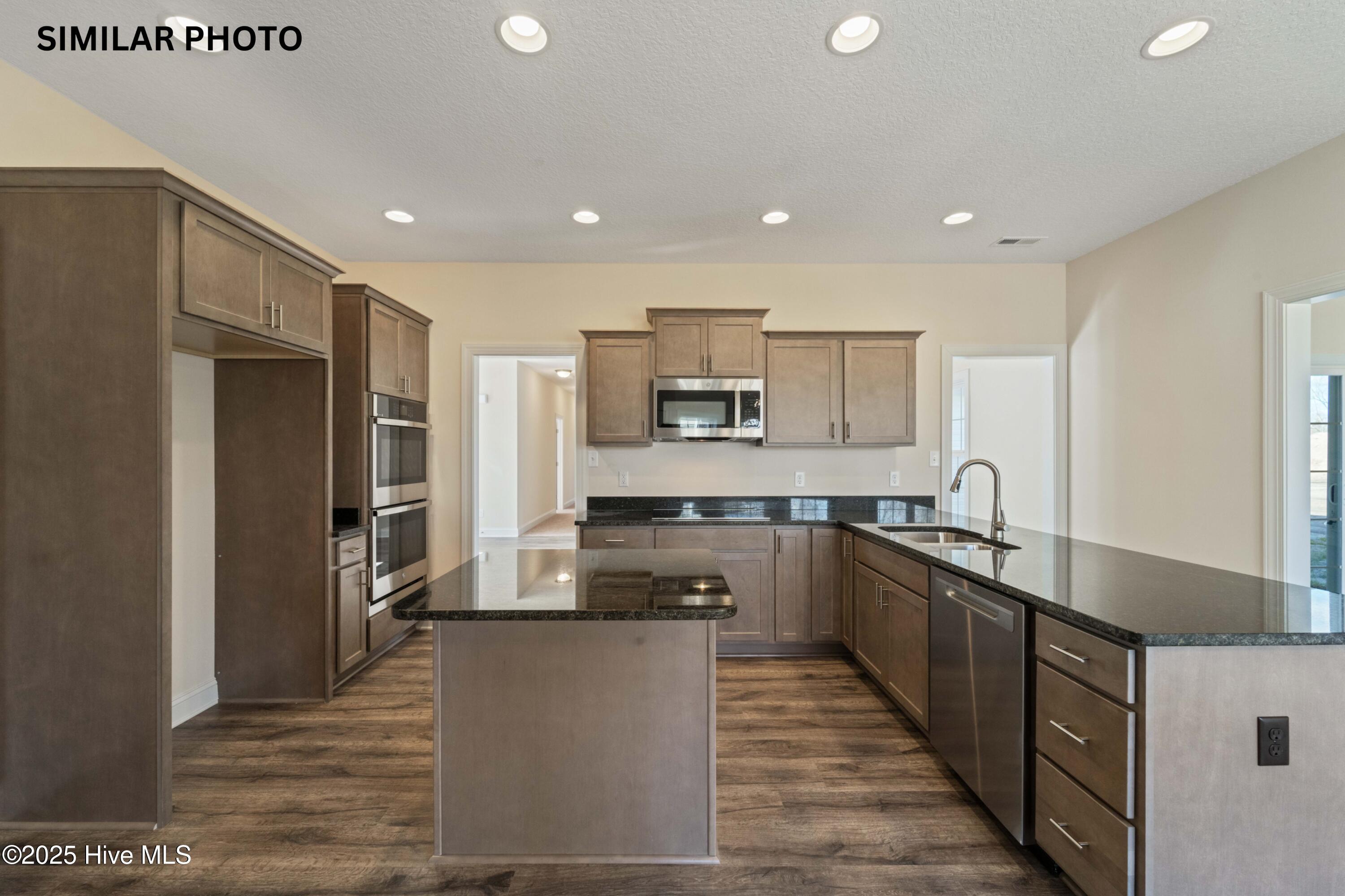 100543814 | Photo 11