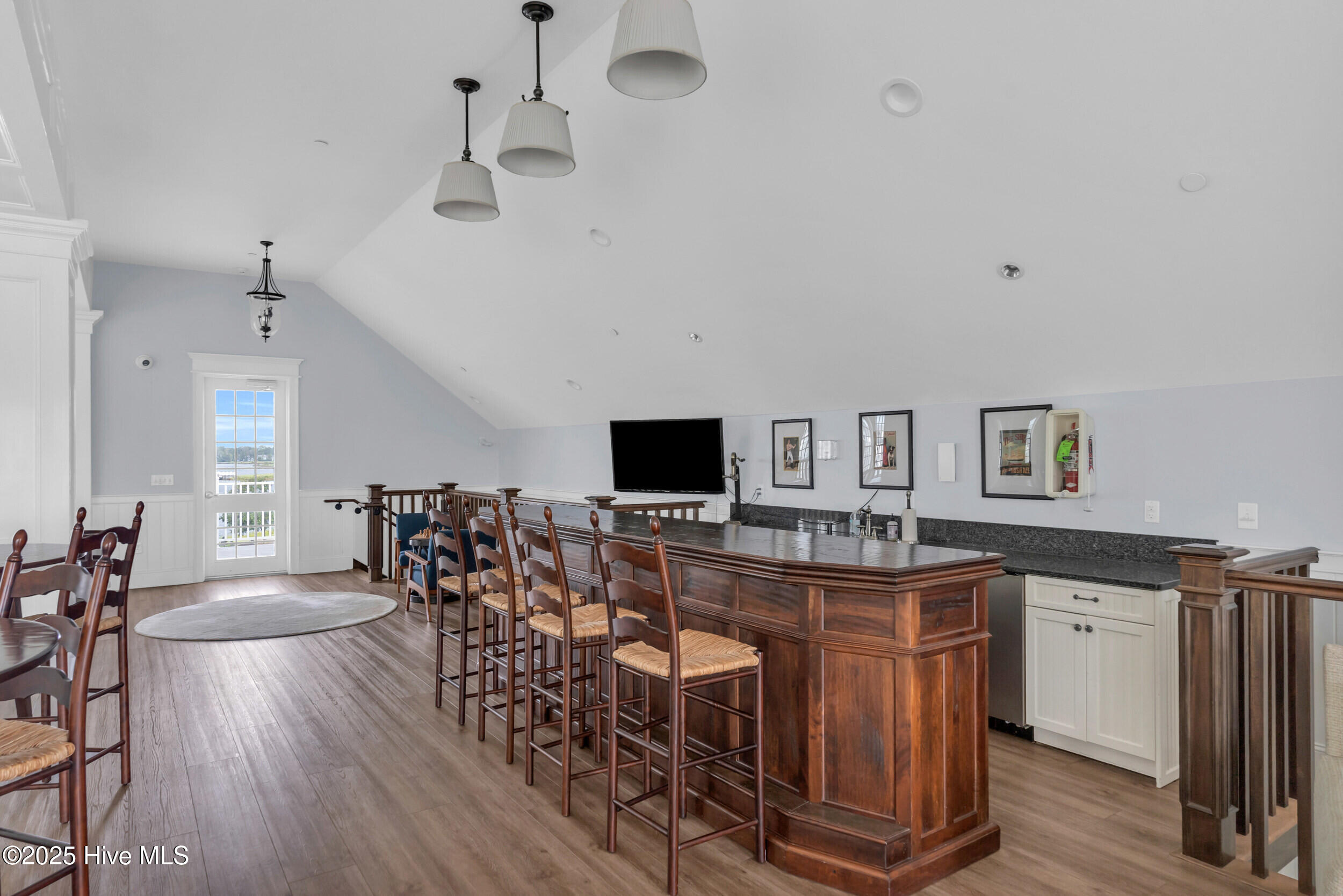 100543268 | Photo 74