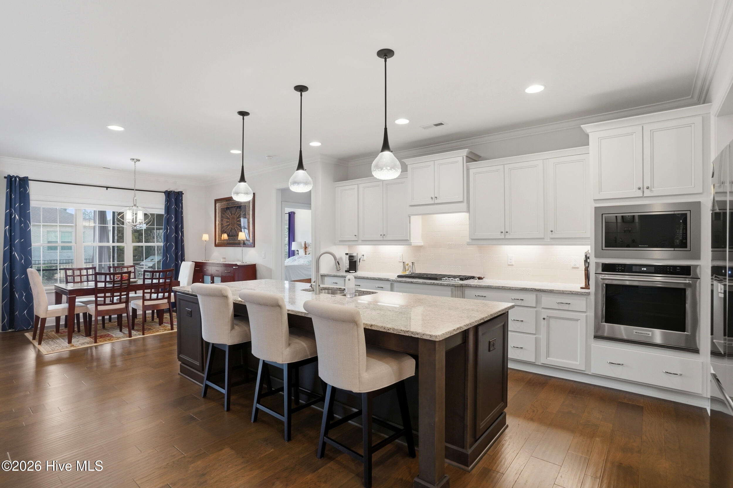 100560979 | Photo 17