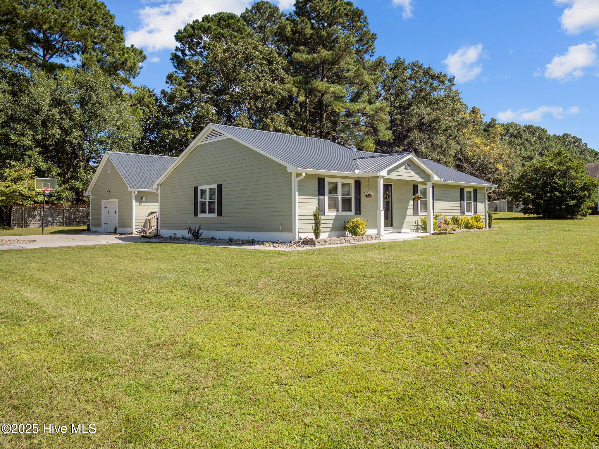 Homes for sale in Hubert, NC | 344 Riggs Rd, Hubert, NC 28539 | MLS# 100530751