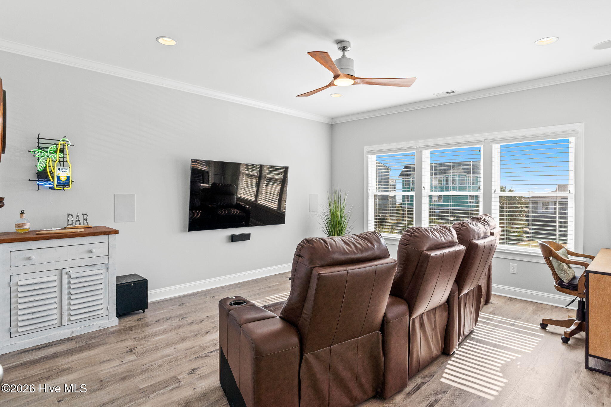 100555015 | Photo 32