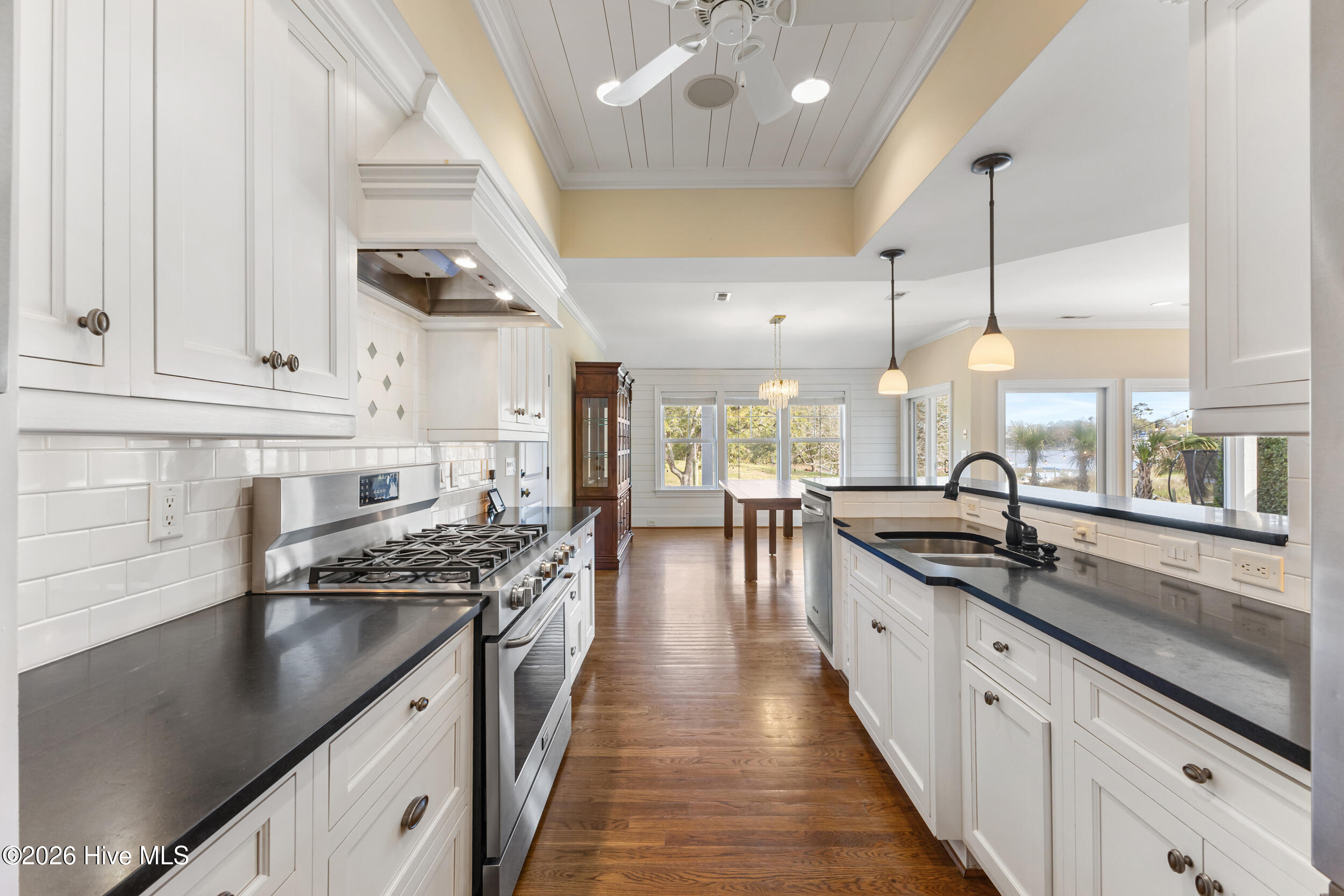 100561690 | Photo 23