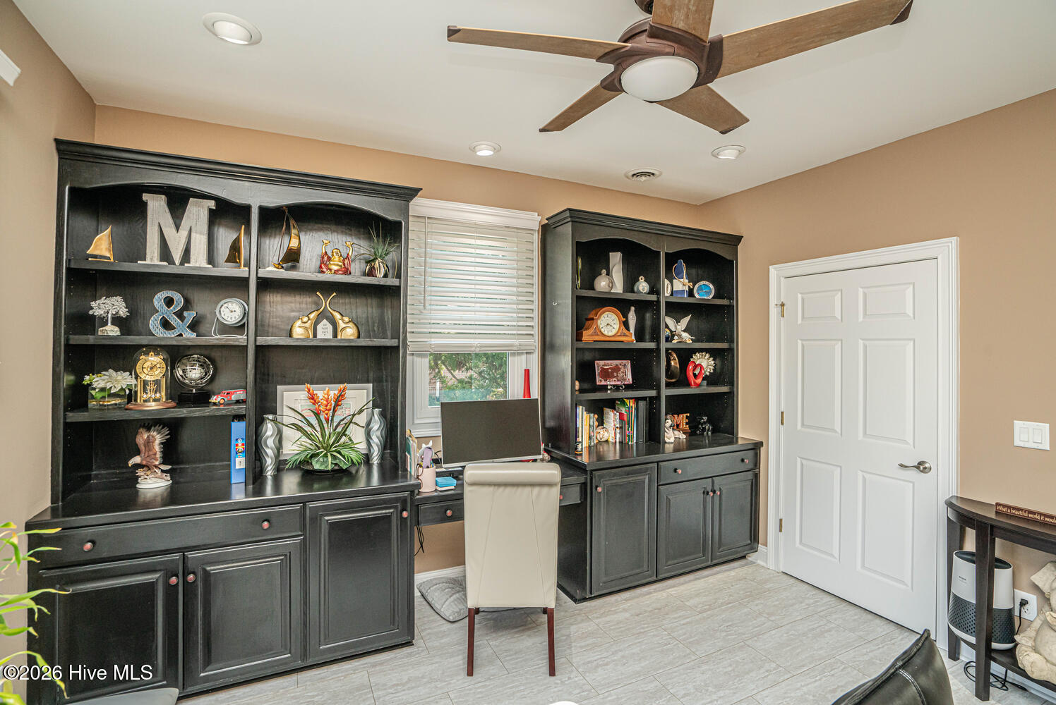 100561911 | Photo 46