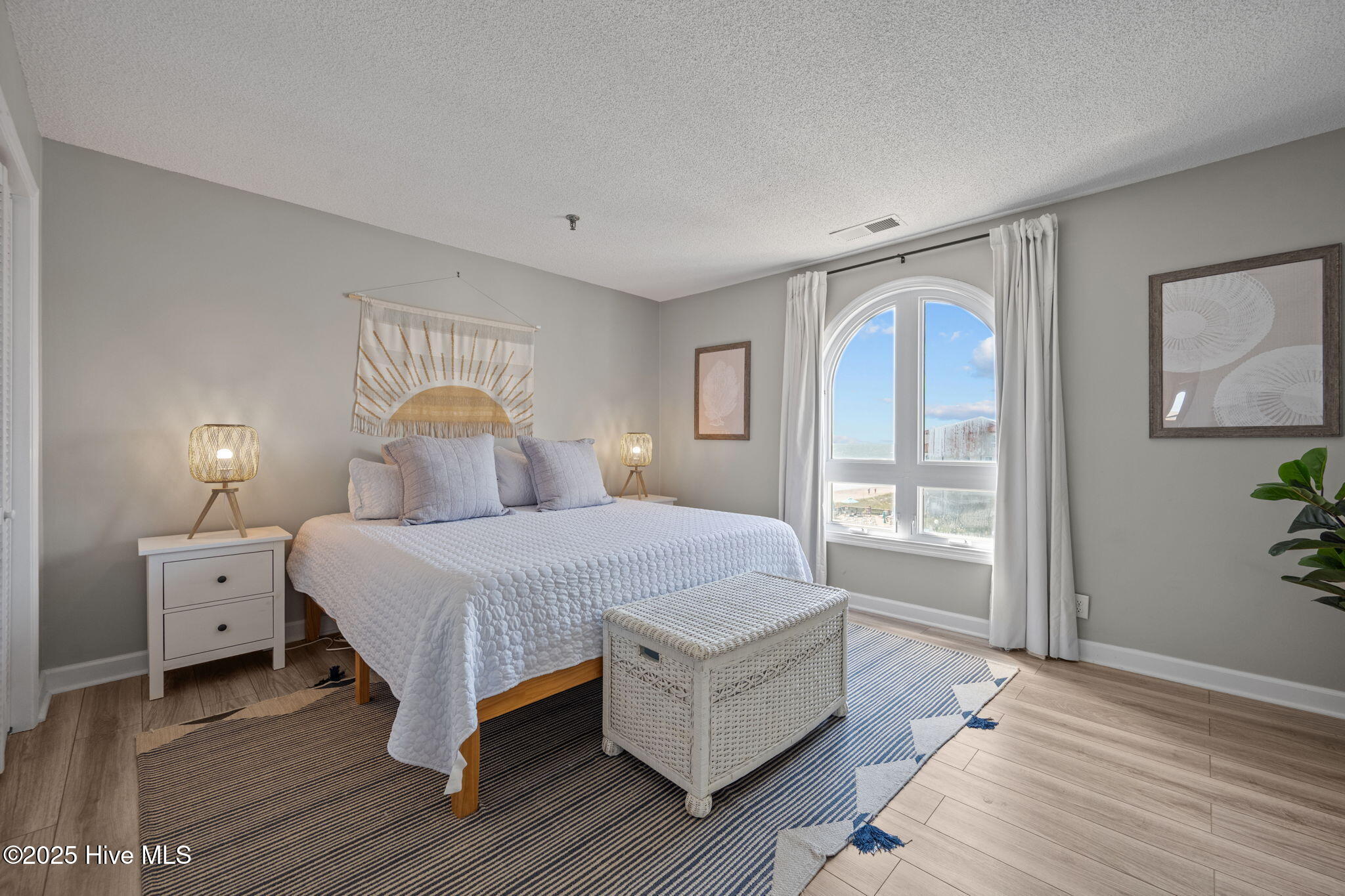 100536613 | Photo 22