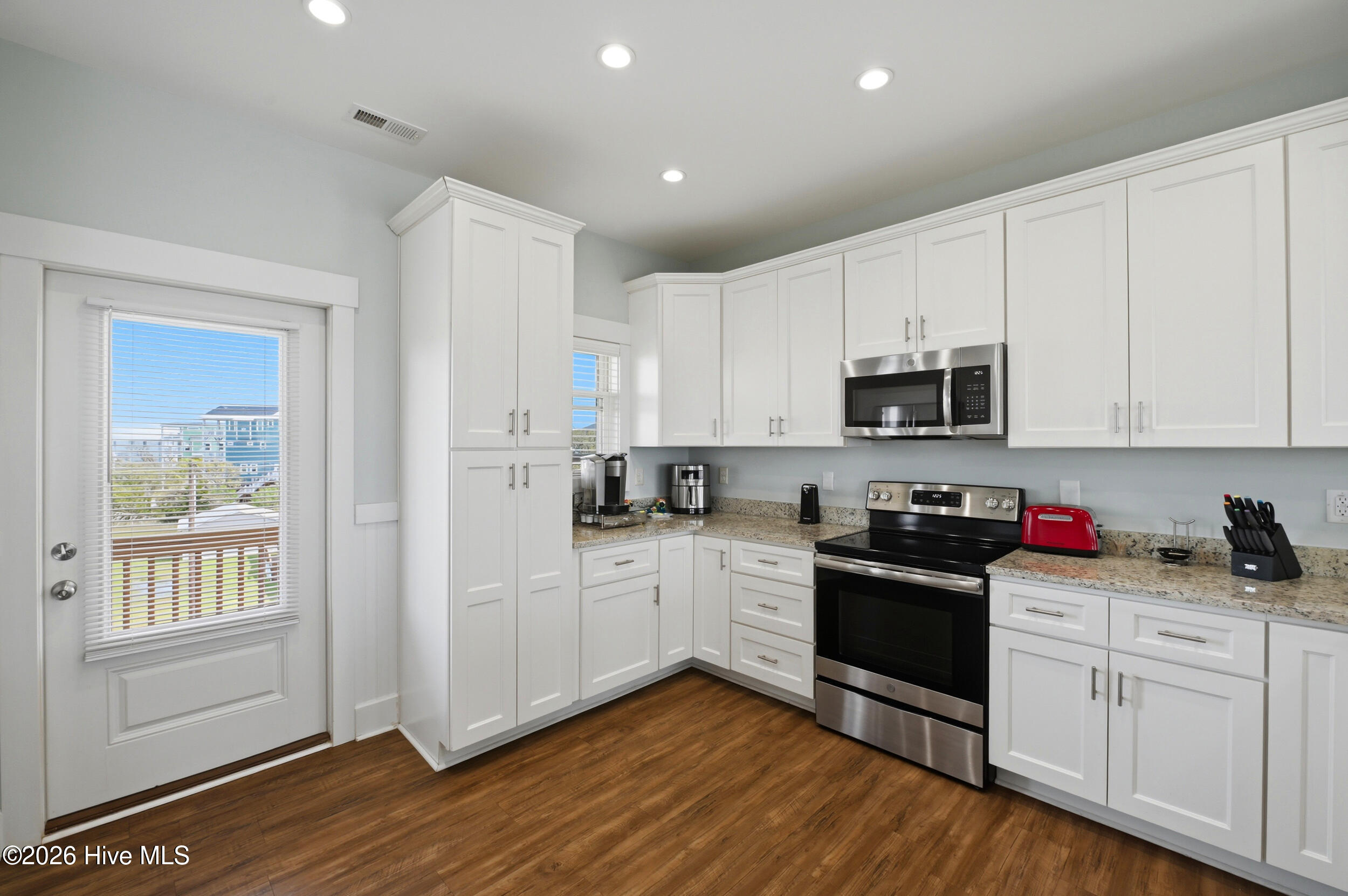 100566113 | Photo 17