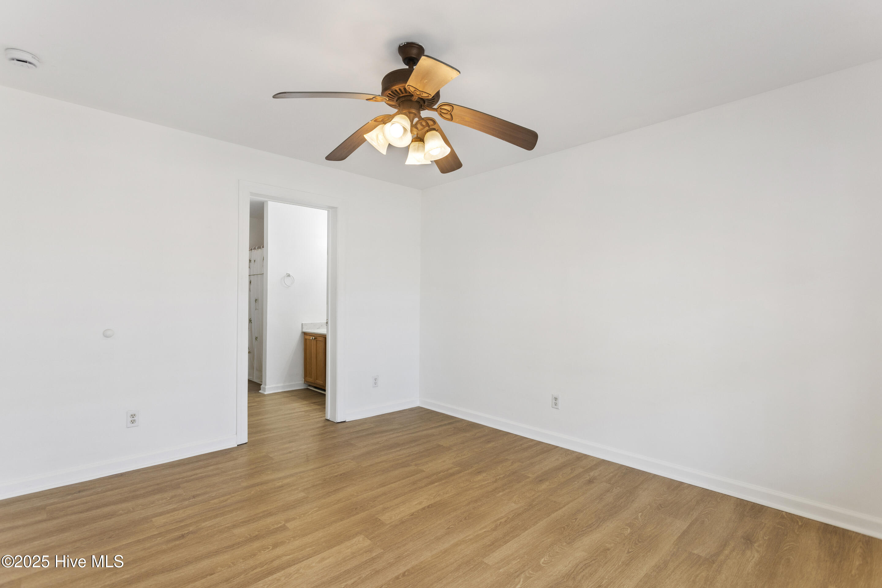 100548338 | Photo 15