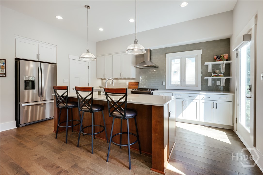 Quartz countertops, spacious island