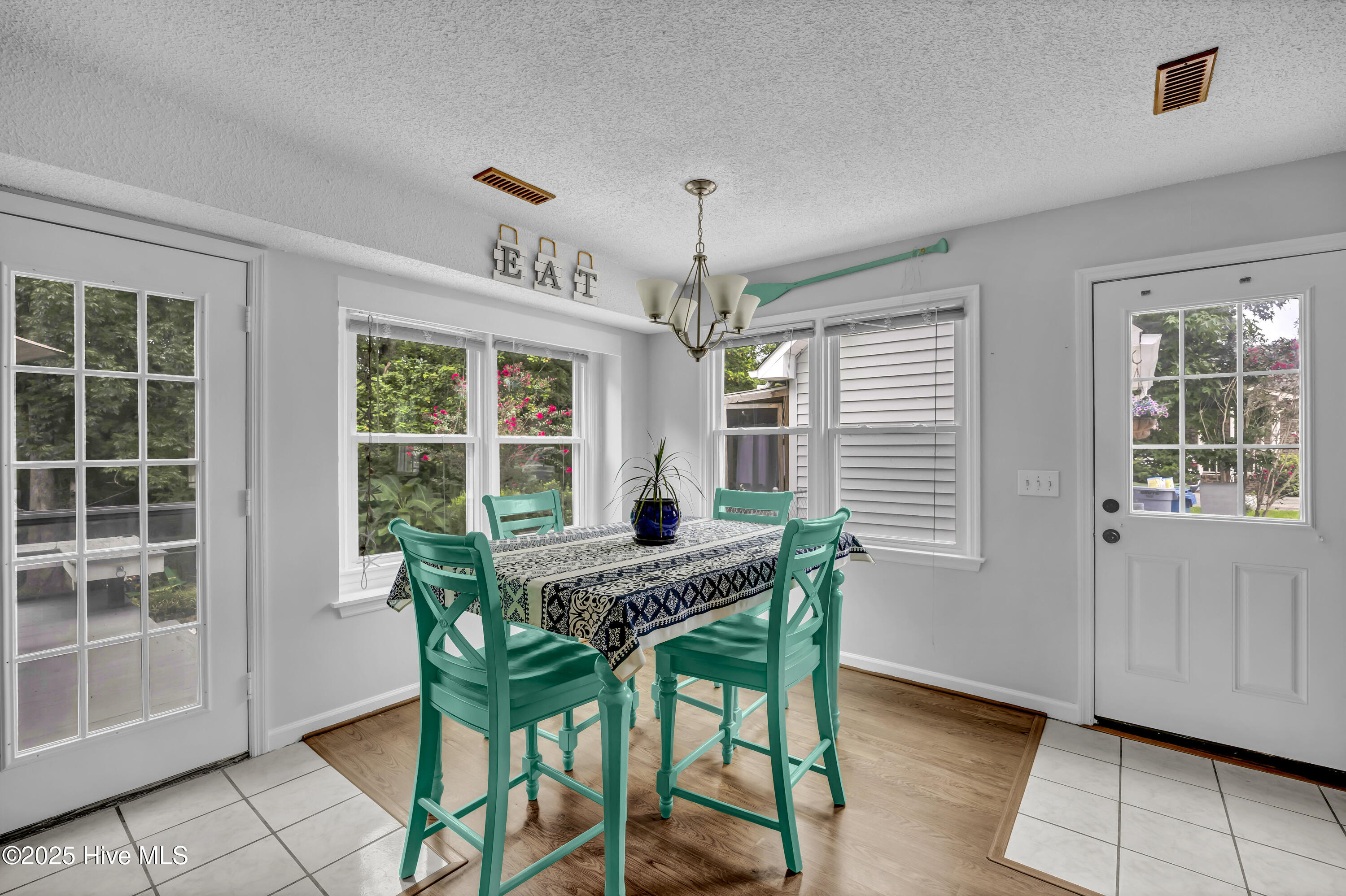 100525615 | Photo 13