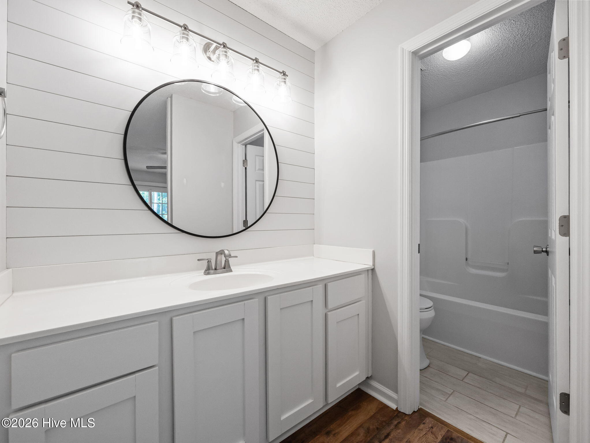 100565489 | Photo 25