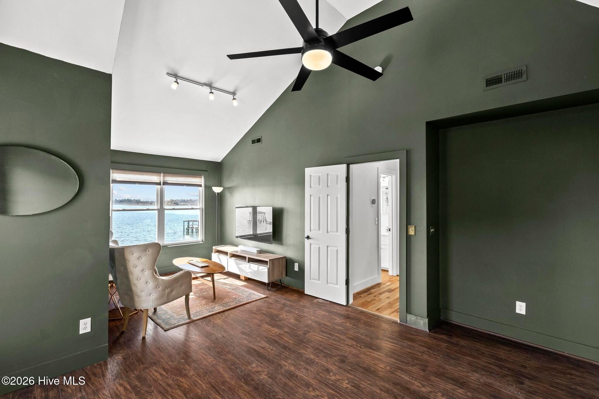 100557619 | Photo 30