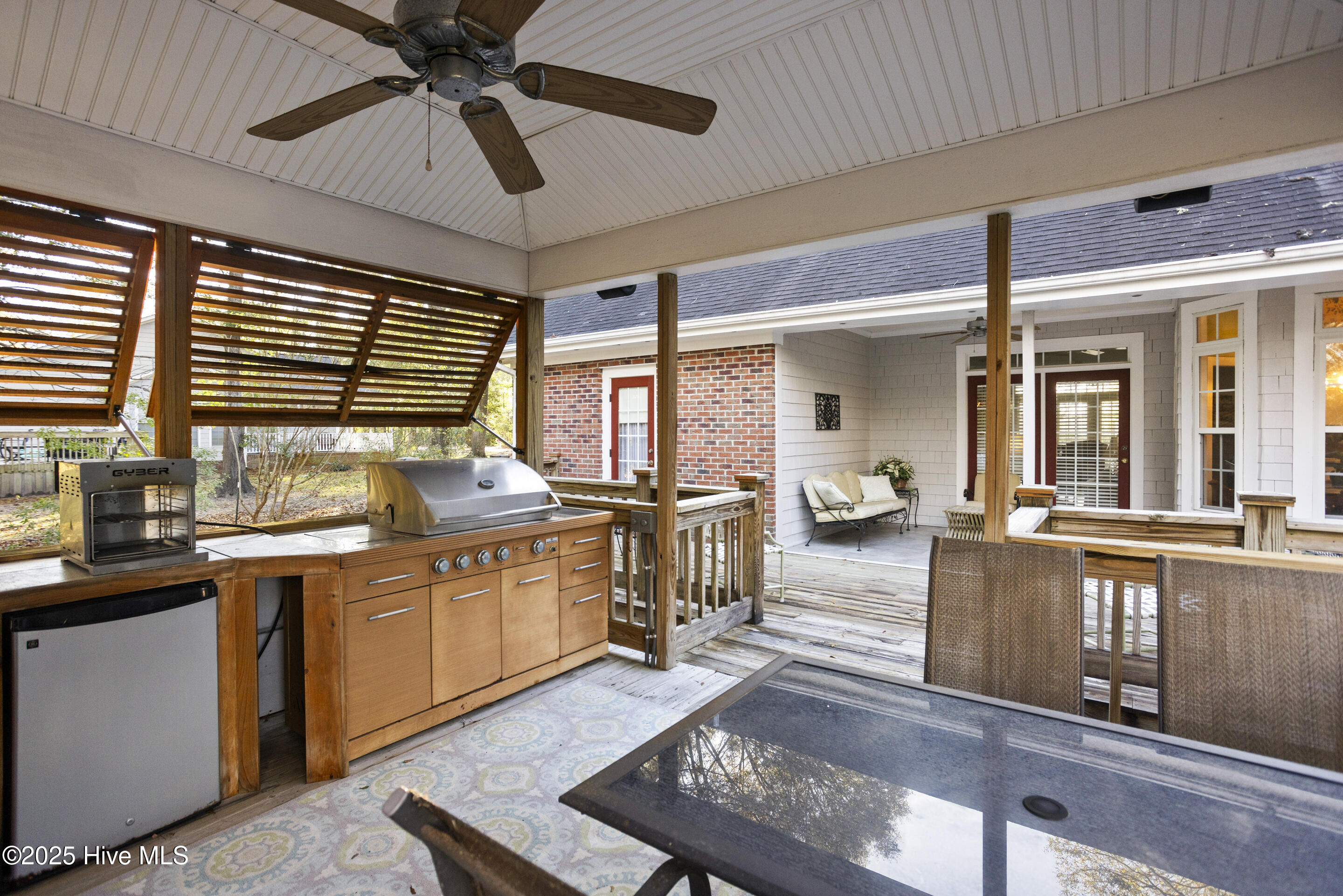 100550933 | Photo 35