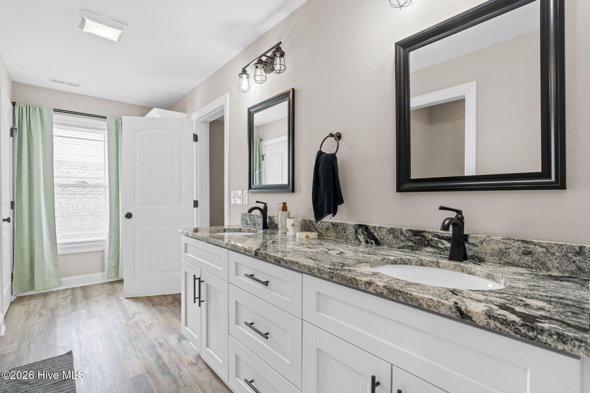 100565582 | Photo 27