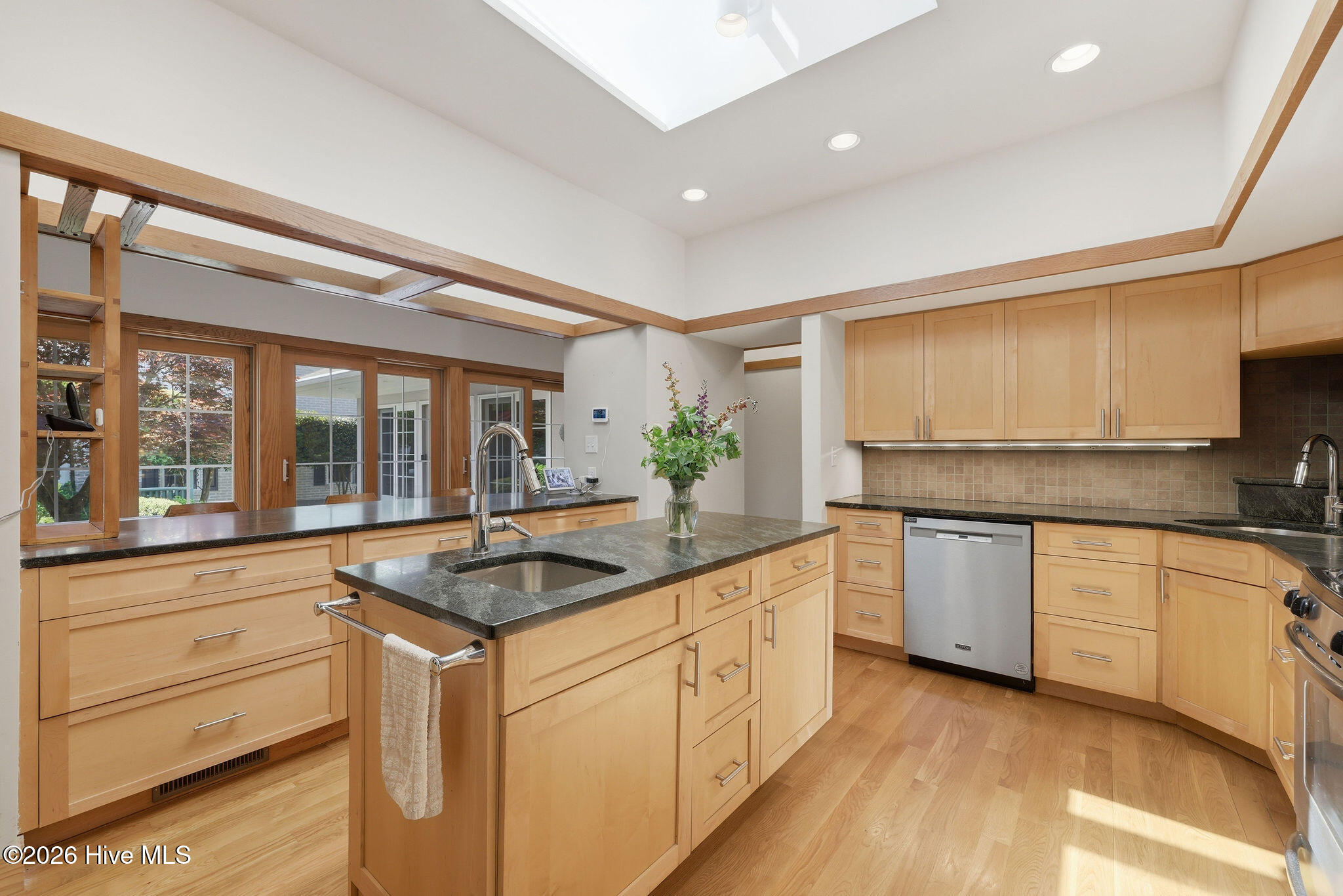 100569152 | Photo 18