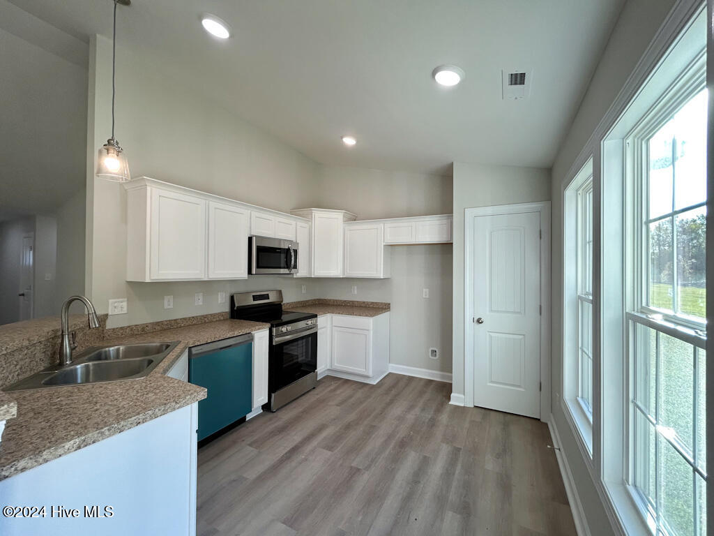 100560843 | Photo 22