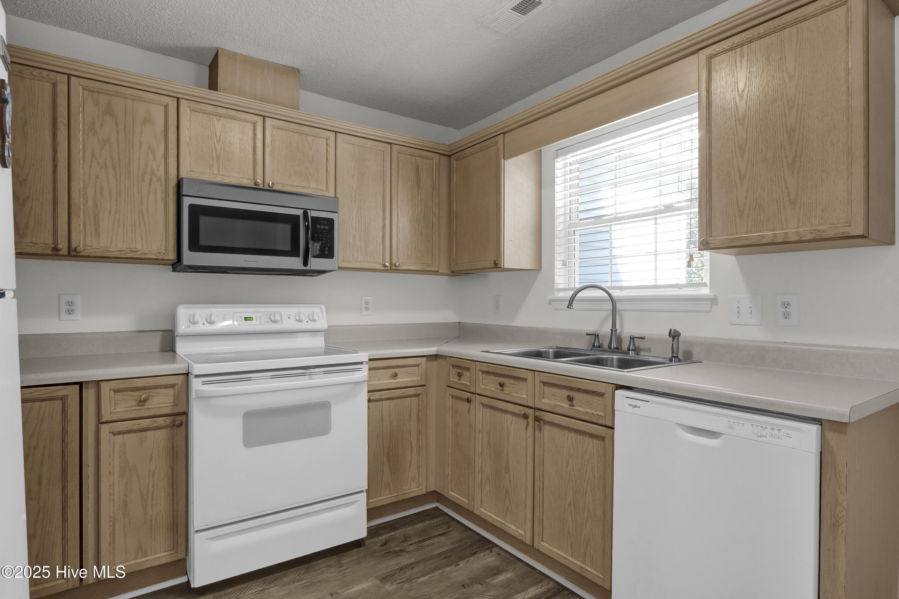 100540717 | Photo 12