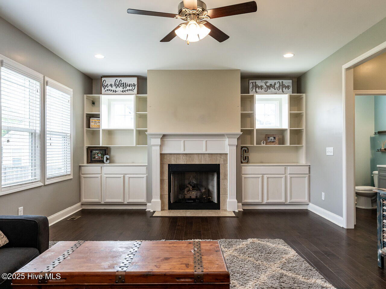 007-1280x960-family-room