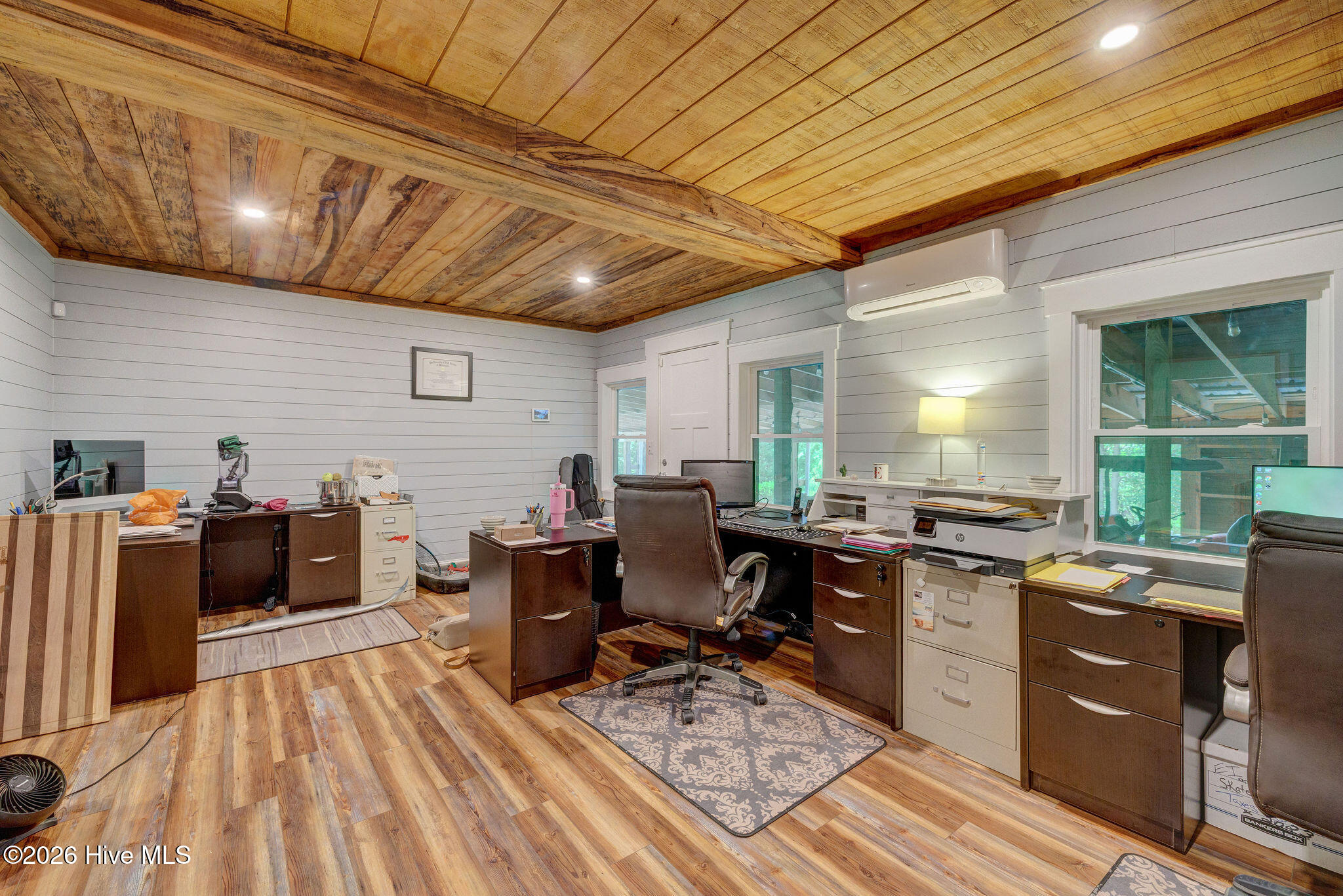 100558109 | Photo 58